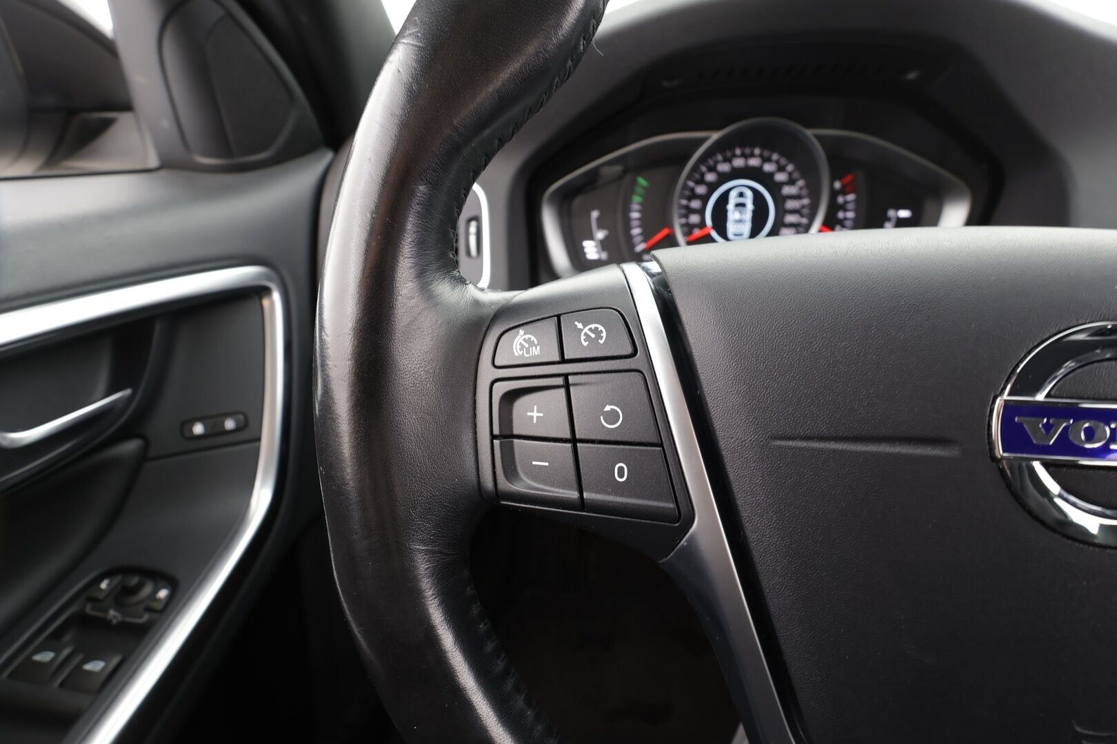 Volvo V60 2018 T3 Business aut * Webasto / Xenon / P.Tutka / Navi / Vakkari / Bluetooth * - Kahdet renkaat aluvanteilla - HULLUT AVAJAISHULINAT KORKOTARJOUS 3,29 %