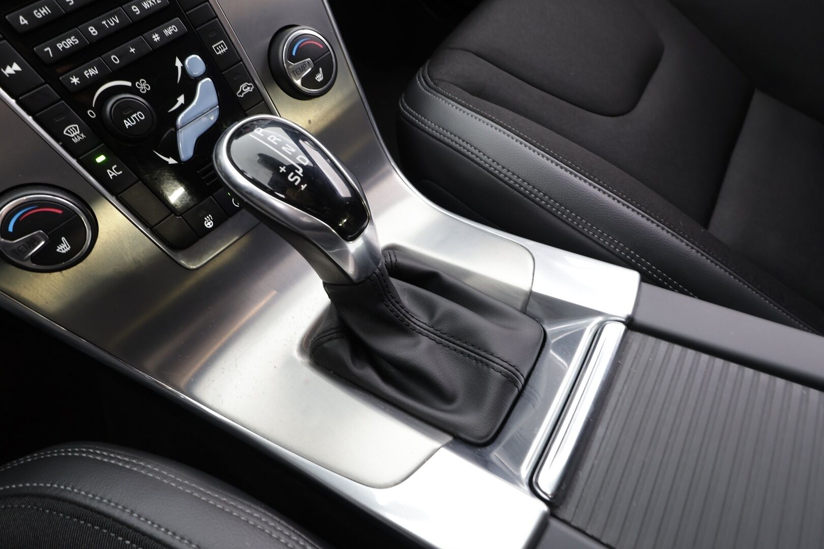 Volvo V60 2018 T3 Business aut * Webasto / Xenon / P.Tutka / Navi / Vakkari / Bluetooth * - Kahdet renkaat aluvanteilla - HULLUT AVAJAISHULINAT KORKOTARJOUS 3,29 %