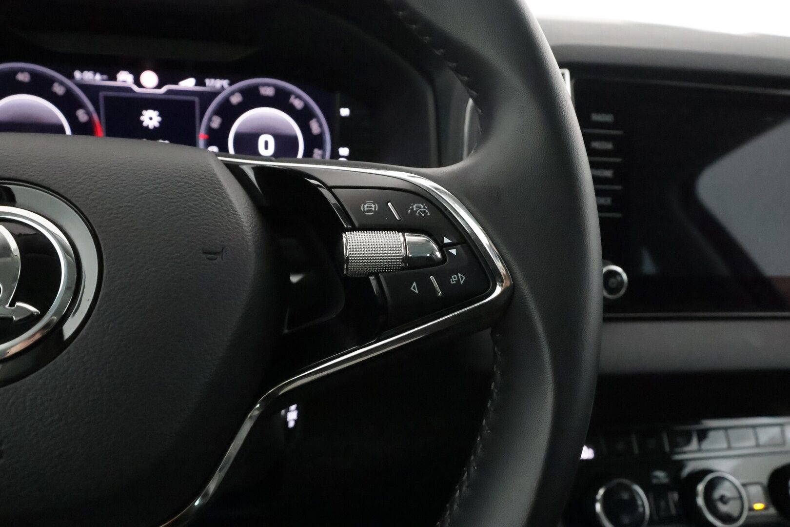 Skoda Karoq 2021 1,5 TSI Style BusinessLine - | ACC | Webasto | Muistipenkki | Puolinahat | Digimittaristo | Sporttipenkit | P.kamera | Lane Assist | Side Assist | lämm. ratti | Keyless |