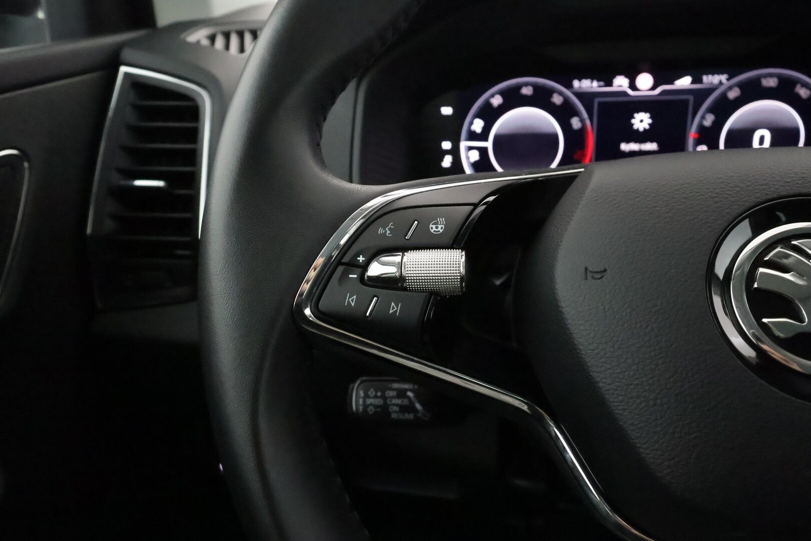 Skoda Karoq 2021 1,5 TSI Style BusinessLine - | ACC | Webasto | Muistipenkki | Puolinahat | Digimittaristo | Sporttipenkit | P.kamera | Lane Assist | Side Assist | lämm. ratti | Keyless |