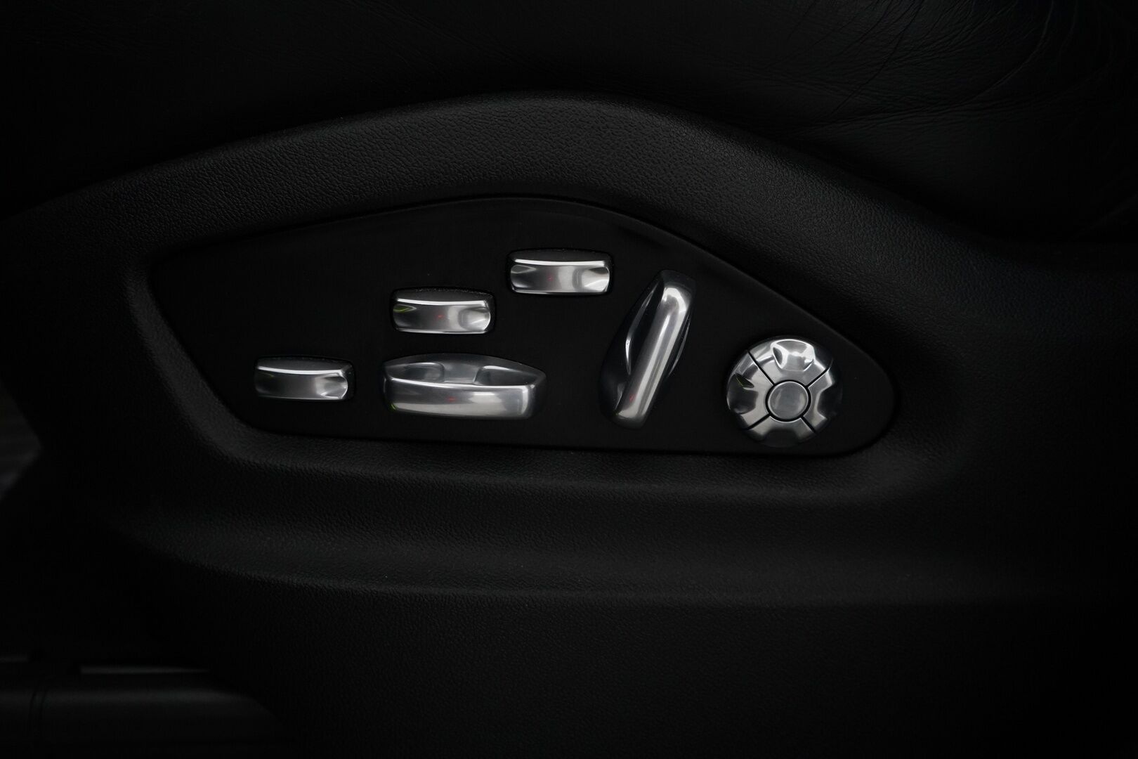 Porsche Cayenne 2020 E-Hybrid SportDesign * Burmester / Panorama / Imuovet / HUD / ACC / Matrix / PDCC / PDLS + / Night Vision / PASM / Nahkasisusta / Ilmastoidut Istuimet / 360-Kamera * - 2,99 % KORKOTARJOUS TÄHÄN AUTOON - 31.5. ASTI! - Huippuvarusteet / Juuri huollettu / 2x Porschen vanteet / 