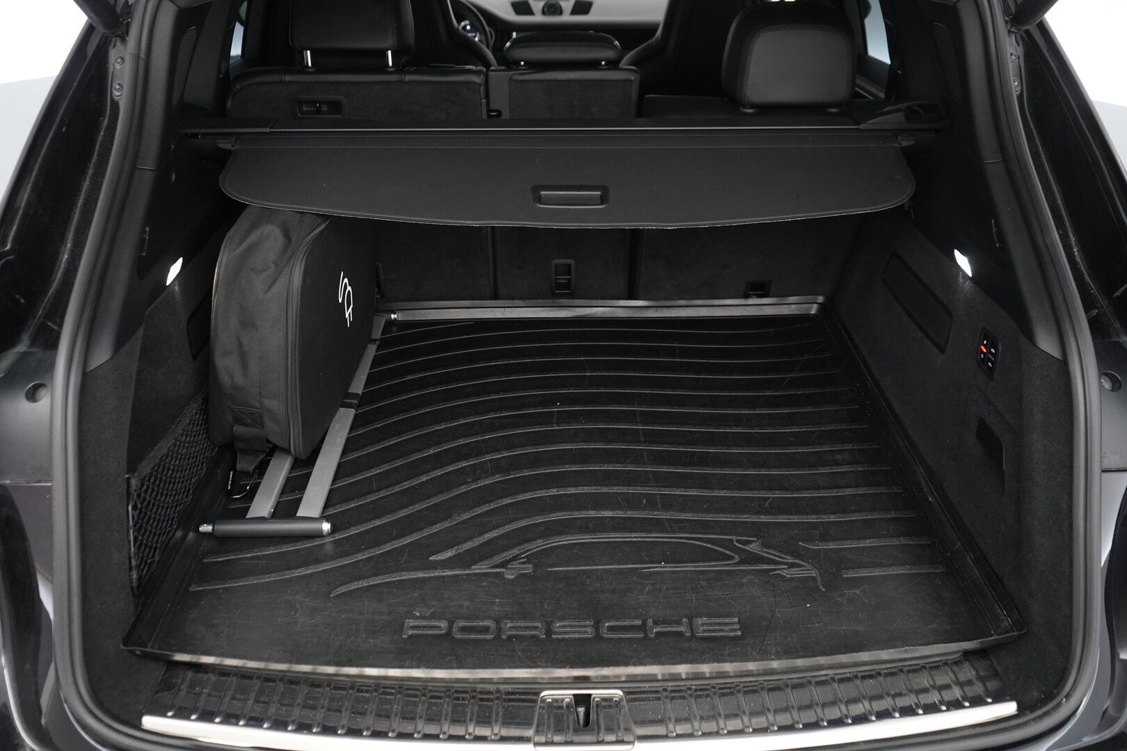 Porsche Cayenne 2020 E-Hybrid SportDesign * Burmester / Panorama / Imuovet / HUD / ACC / Matrix / PDCC / PDLS + / Night Vision / PASM / Nahkasisusta / Ilmastoidut Istuimet / 360-Kamera * - 2,99 % KORKOTARJOUS TÄHÄN AUTOON - 31.5. ASTI! - Huippuvarusteet / Juuri huollettu / 2x Porschen vanteet / 