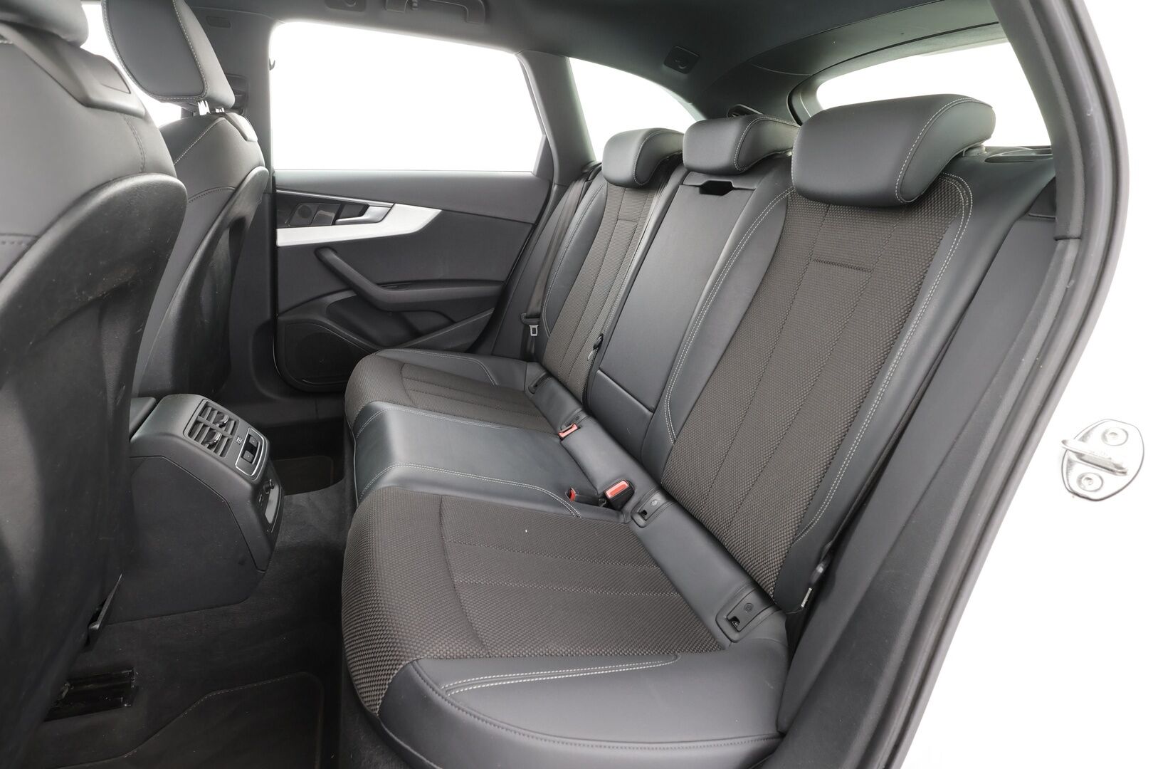 Audi A4 2022 Avant Business S line 40 TFSI 150 kW MHEV quattro S tronic * ACC / P.kamera / Matrix LED / Koukku / Webasto * - 1.Om Suomi-auto / Digimittaristo / Kahdet renkaat aluvanteilla / Merkkihuollettu - HULLUT JOULUT KORKOTARJOUS 2,49% 