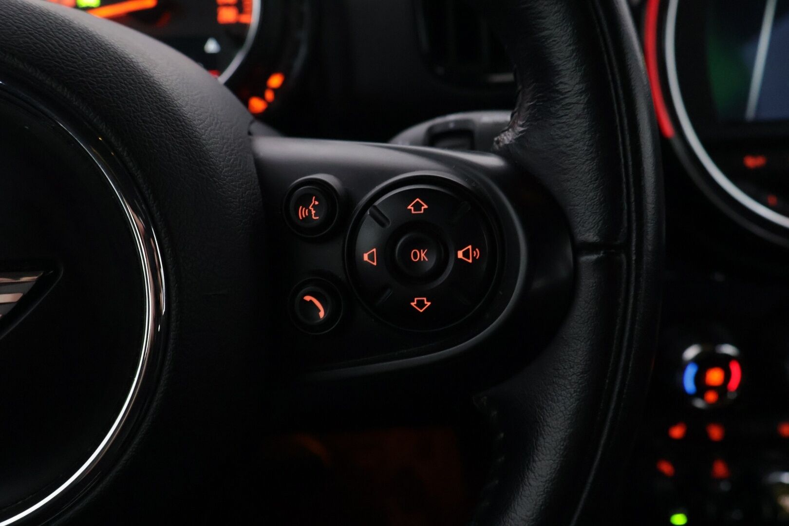 Mini Countryman 2018 Cooper SE ALL4 *Navi / P.tutkat / Vakkari / 2x Renkaat ja vanteet / Ambient light* - Hyvä huoltohistoria / Juuri huollettu