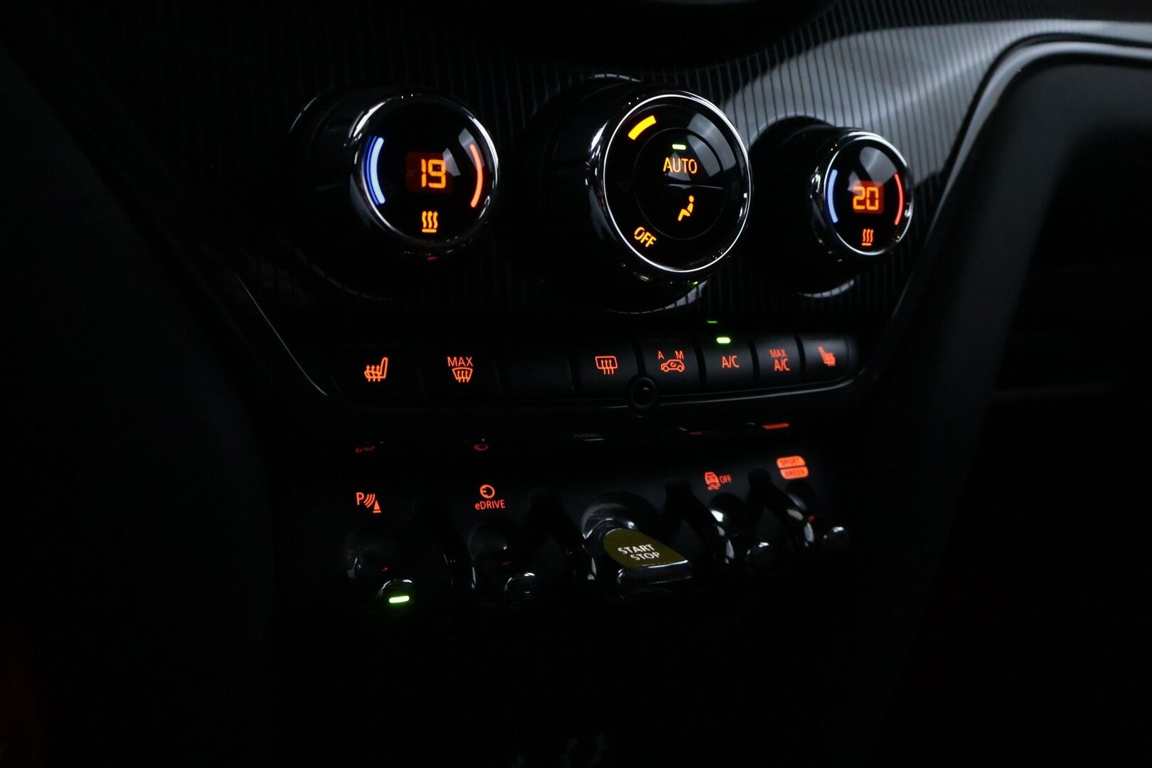 Mini Countryman 2018 Cooper SE ALL4 *Navi / P.tutkat / Vakkari / 2x Renkaat ja vanteet / Ambient light* - Hyvä huoltohistoria / Juuri huollettu