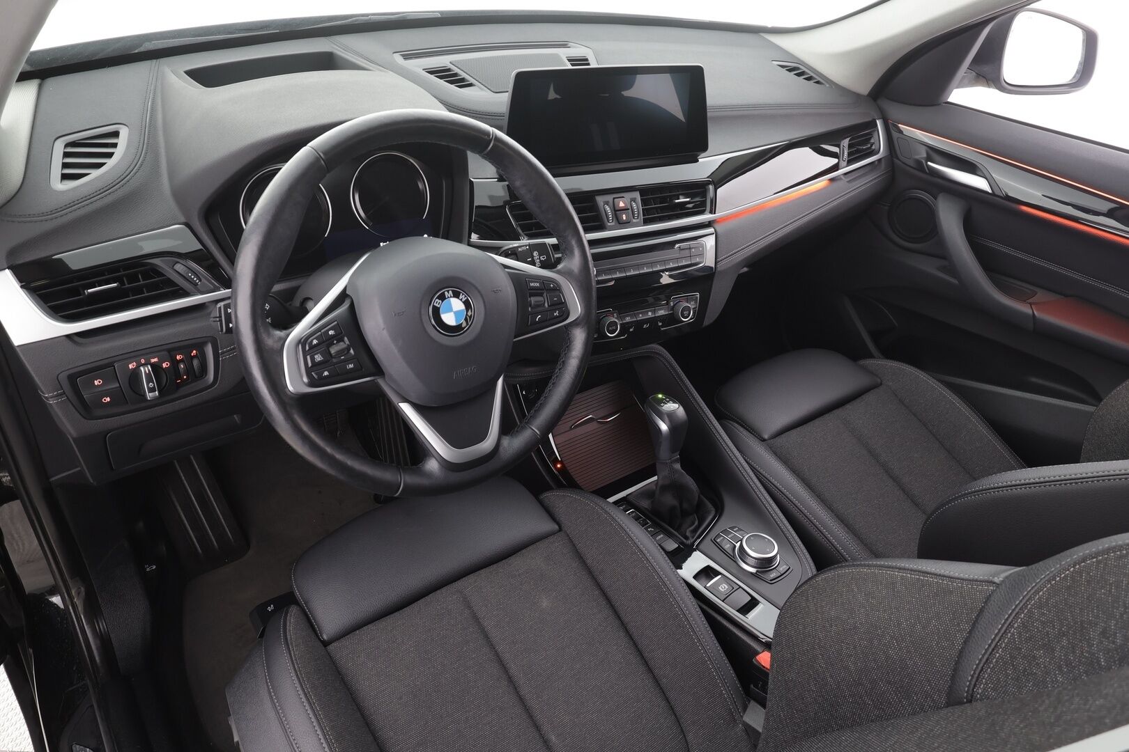 BMW X1 2022 F48 xDrive25e A Charged Edition Sport * ACC / HUD / Hifit / LED / P.Kamera / Sporttipenkit * - 1.Om Suomi-auto / Merkkihuollettu / Kahdet Renkaat aluilla