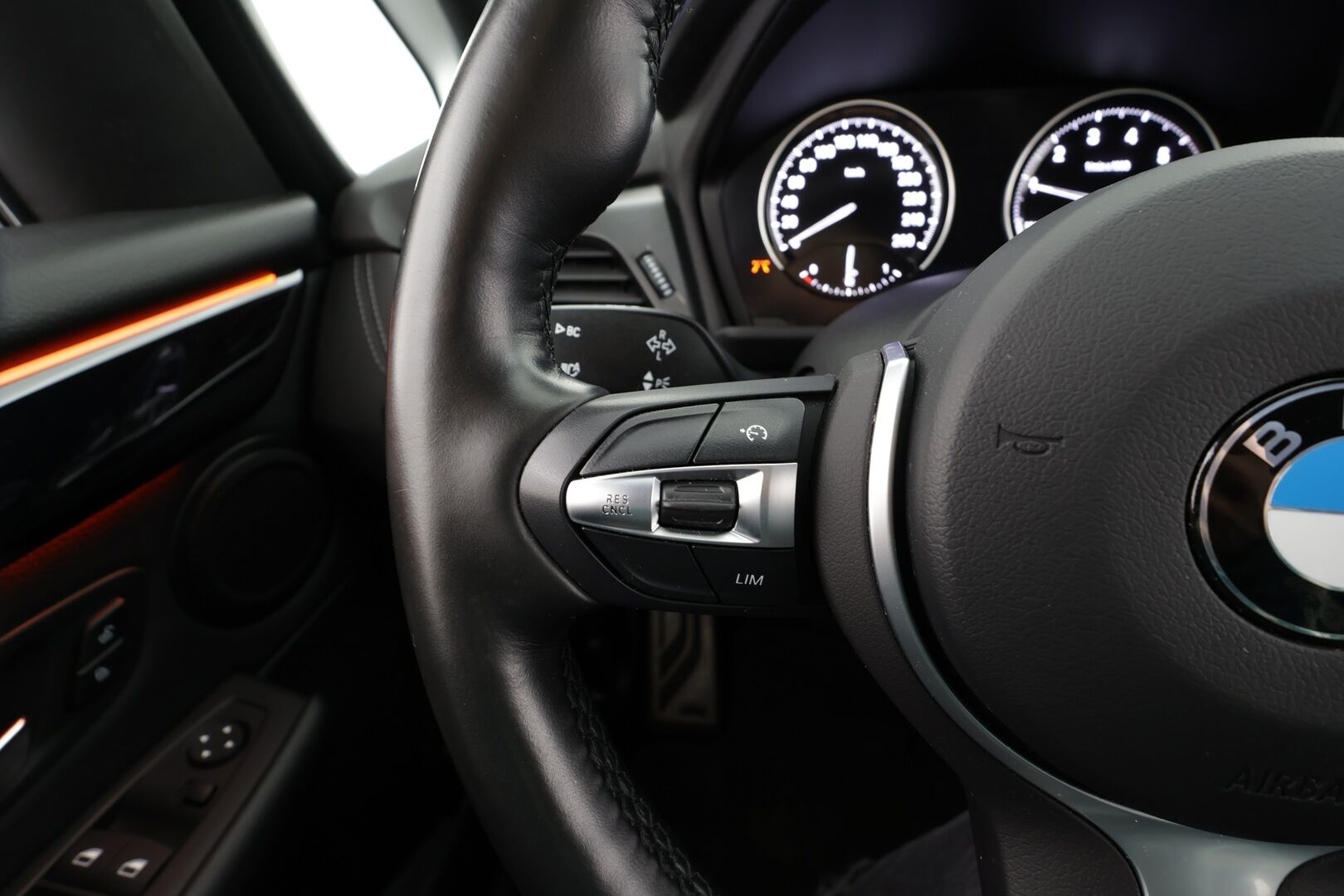 BMW 218 2021 F46 Gran Tourer 218i A Business M Sport * Puolinahkasisusta / Vakkari / Peruutustutkat / Navi / LED / Sähkökontti! - 1.Om Suomi-auto / Kahdet renkaat aluvanteilla / Merkkihuollettu