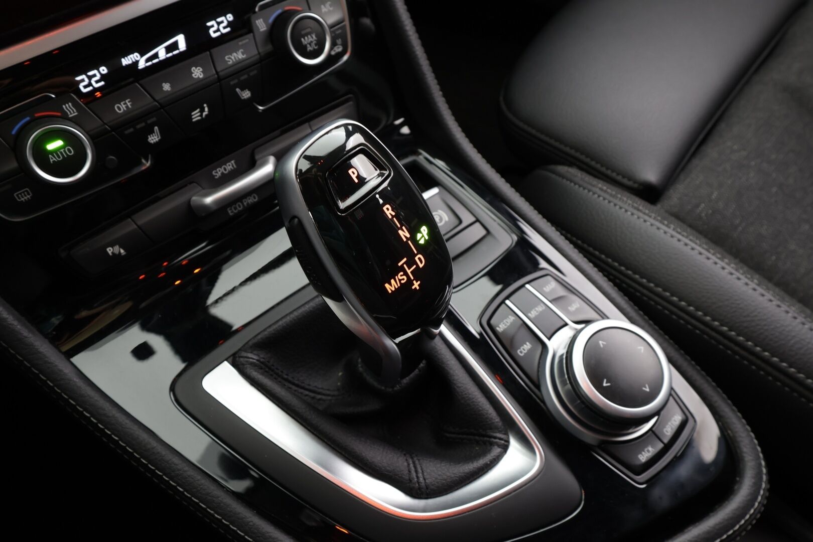 BMW 218 2021 F46 Gran Tourer 218i A Business M Sport * Puolinahkasisusta / Vakkari / Peruutustutkat / Navi / LED / Sähkökontti! - 1.Om Suomi-auto / Kahdet renkaat aluvanteilla / Merkkihuollettu