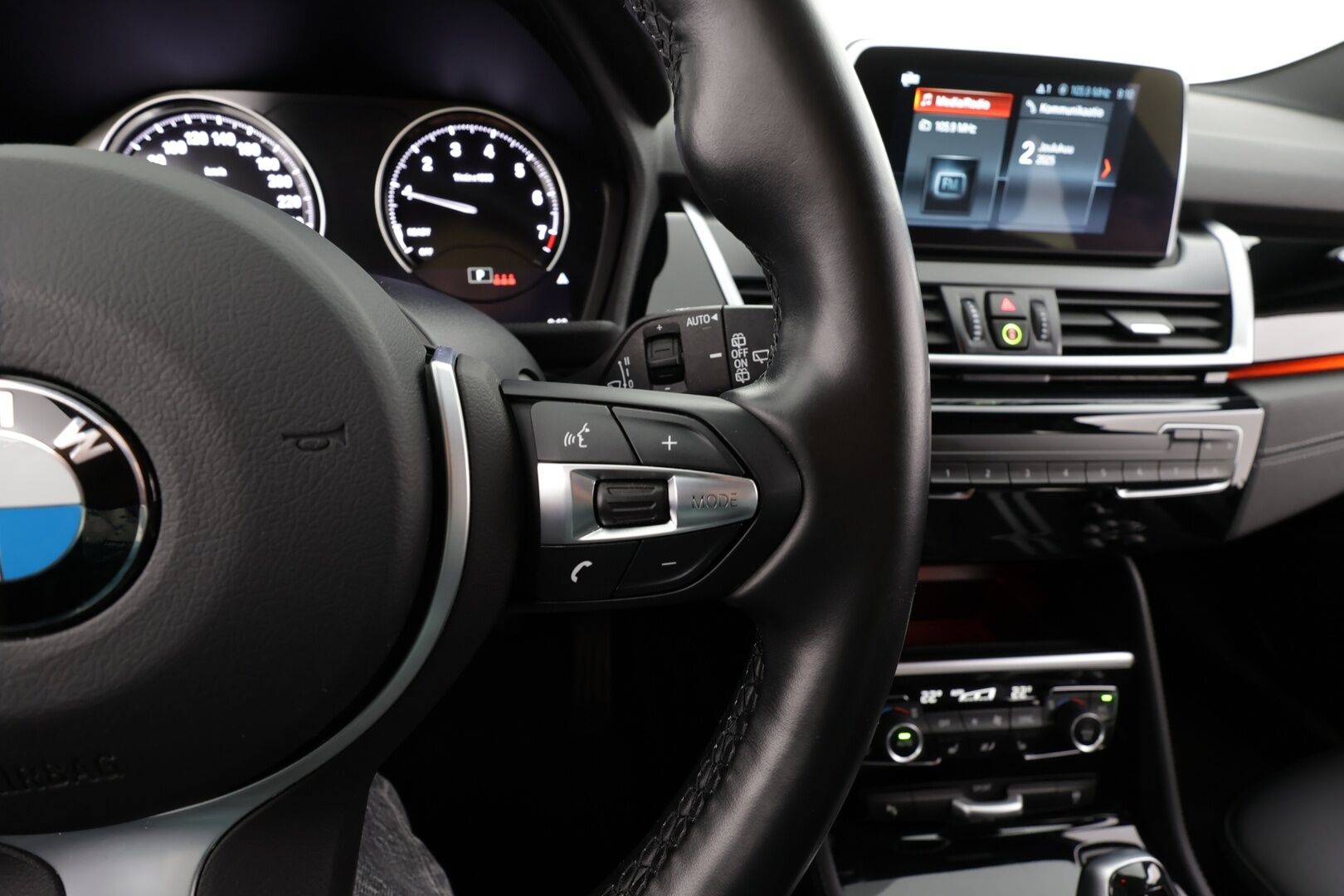 BMW 218 2021 F46 Gran Tourer 218i A Business M Sport * Puolinahkasisusta / Vakkari / Peruutustutkat / Navi / LED / Sähkökontti! - 1.Om Suomi-auto / Kahdet renkaat aluvanteilla / Merkkihuollettu