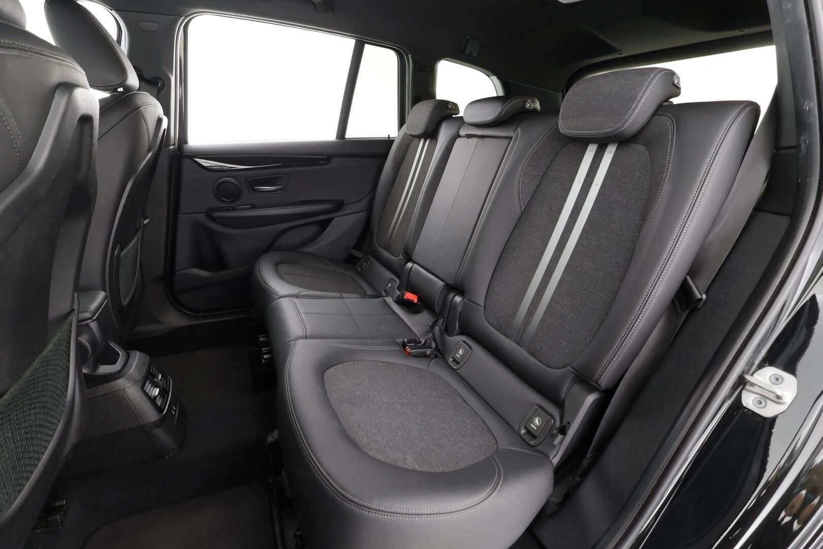 BMW 218 2021 F46 Gran Tourer 218i A Business M Sport * Puolinahkasisusta / Vakkari / Peruutustutkat / Navi / LED / Sähkökontti! - 1.Om Suomi-auto / Kahdet renkaat aluvanteilla / Merkkihuollettu