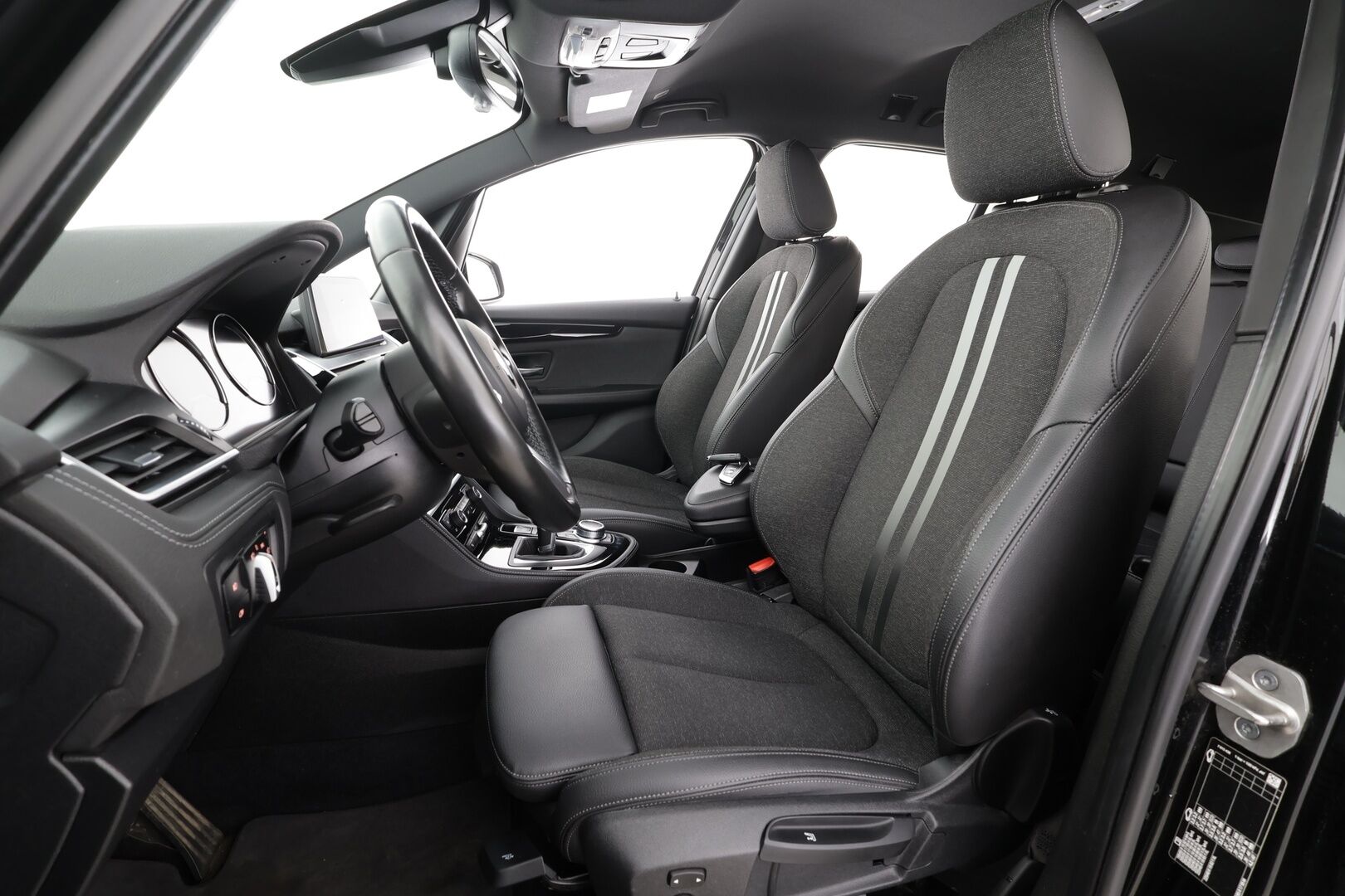 BMW 218 2021 F46 Gran Tourer 218i A Business M Sport * Puolinahkasisusta / Vakkari / Peruutustutkat / Navi / LED / Sähkökontti! - 1.Om Suomi-auto / Kahdet renkaat aluvanteilla / Merkkihuollettu