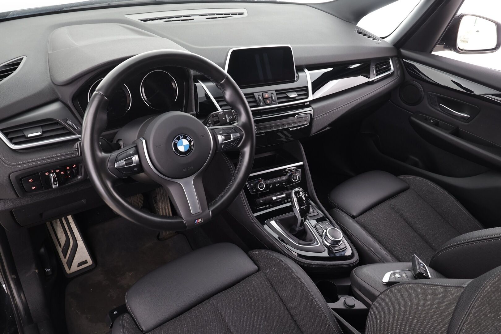 BMW 218 2021 F46 Gran Tourer 218i A Business M Sport * Puolinahkasisusta / Vakkari / Peruutustutkat / Navi / LED / Sähkökontti! - 1.Om Suomi-auto / Kahdet renkaat aluvanteilla / Merkkihuollettu