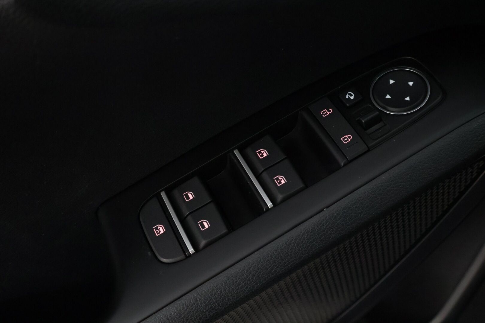 KIA E-SOUL 2020 Supreme 64 kWh 204 hv * * H&K / HUD / Adapt.vakkari / BLIS / Keyless / Navi * - * Isompiakkuinen, uusikorinen, hyvin varusteltu Kia seuraavalle! *