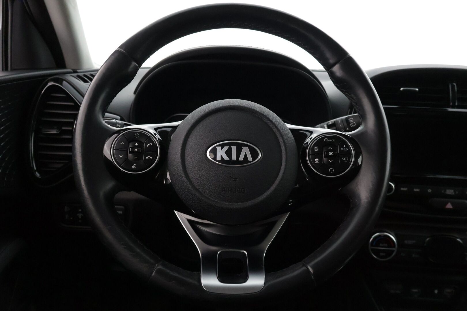 KIA E-SOUL 2020 Supreme 64 kWh 204 hv * * H&K / HUD / Adapt.vakkari / BLIS / Keyless / Navi * - * Isompiakkuinen, uusikorinen, hyvin varusteltu Kia seuraavalle! *