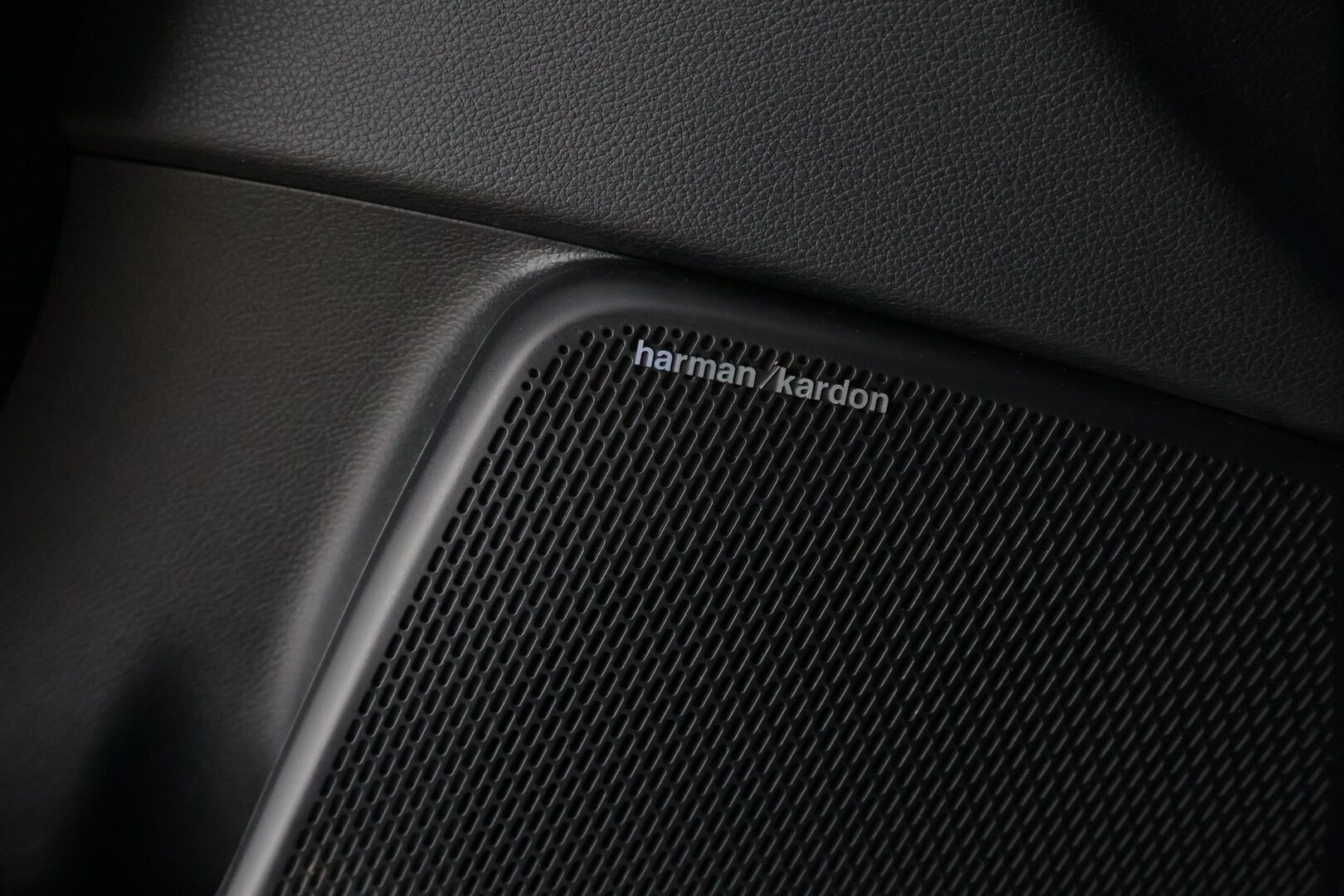 KIA E-SOUL 2020 Supreme 64 kWh 204 hv * * H&K / HUD / Adapt.vakkari / BLIS / Keyless / Navi * - * Isompiakkuinen, uusikorinen, hyvin varusteltu Kia seuraavalle! *