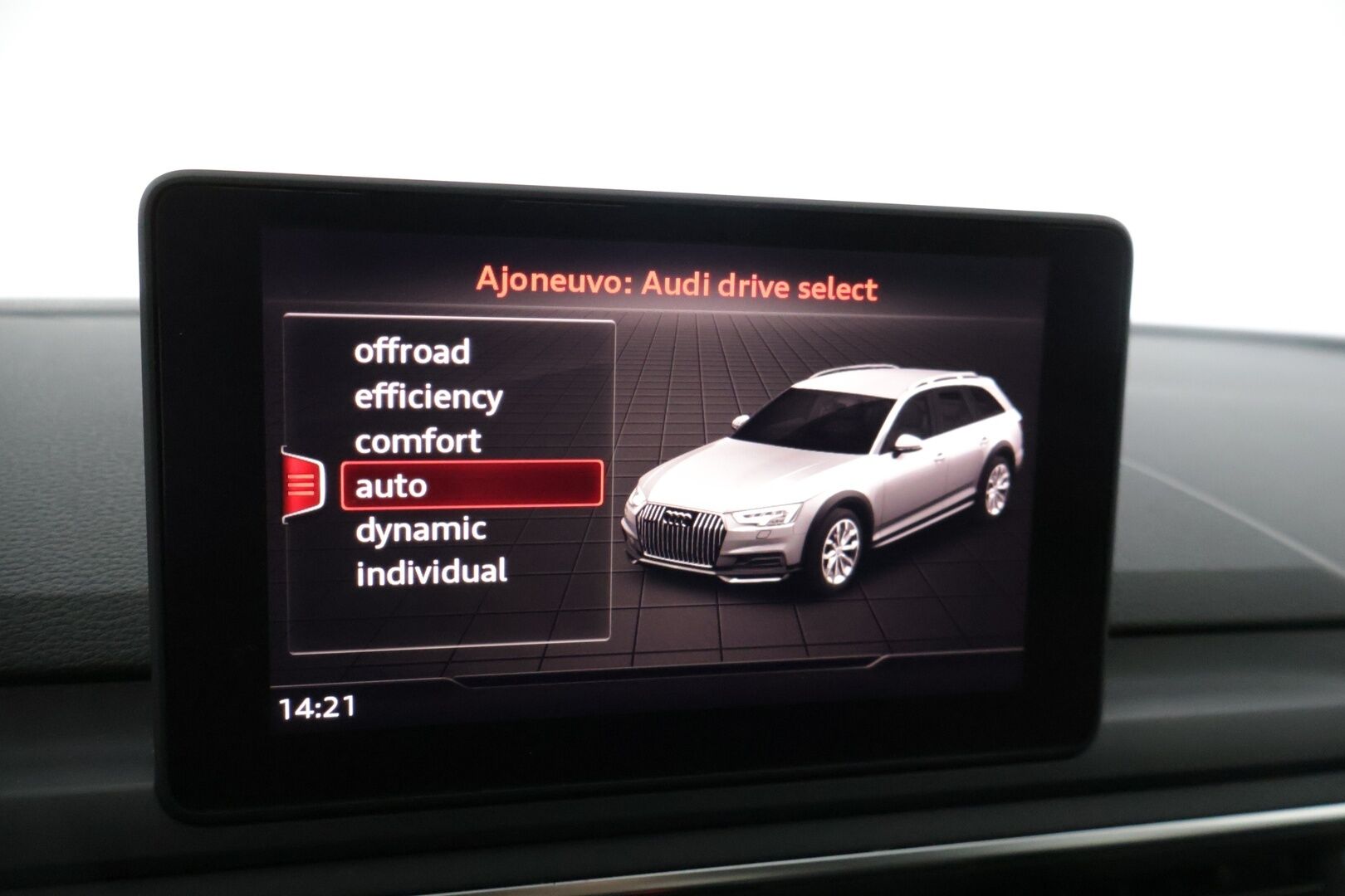 Audi A4 allroad quattro 2018 Business 2,0 TFSI 185 kW quattro S tronic * Webasto / Adap. vakkari / Vetokoukku / Kaistavahti / Sporttipenkit * - * 2x renkaat ja vanteet / Hyvin huollettu / Juuri tullut * 