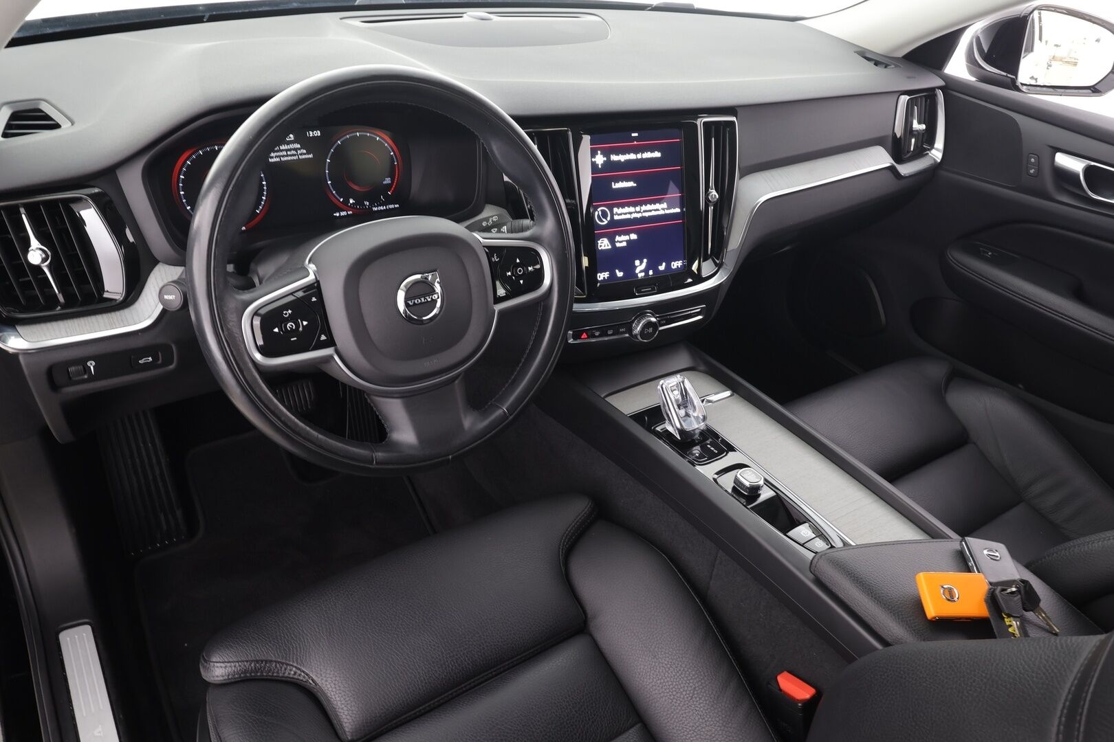 Volvo V60 2022 B4 MHEV Business Inscription Edition DCT aut * Pilot assist / High level LED / Koukku / PA-lisälämmitin / Muistipenkki * - 1.Om Suomi-auto / Kahdet Renkaat