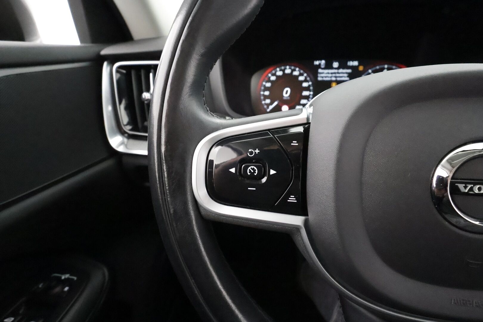 Volvo V60 2022 B4 MHEV Business Inscription Edition DCT aut * Pilot assist / High level LED / Koukku / PA-lisälämmitin / Muistipenkki * - 1.Om Suomi-auto / Kahdet Renkaat