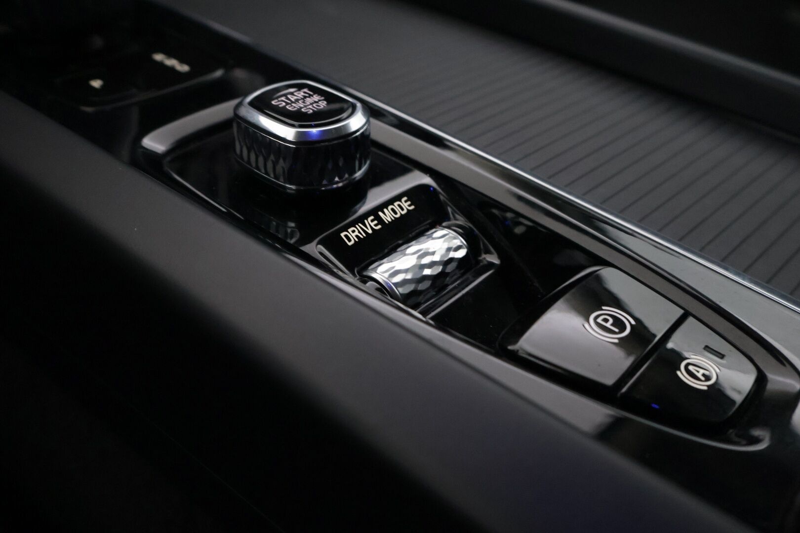 Volvo XC60 2020 T6 TwE AWD Inscription Expression aut. *Webasto / ACC / Harman&Kardon / KeylessGo / Koukku / BLIS / P.Kamera* - Juuri Huollettu / Jakopää tehty 01/25 / Huippurenkailla 2x Volvo aluilla - HULLU BLACKWEEK KORKOTARJOUS 2,49%