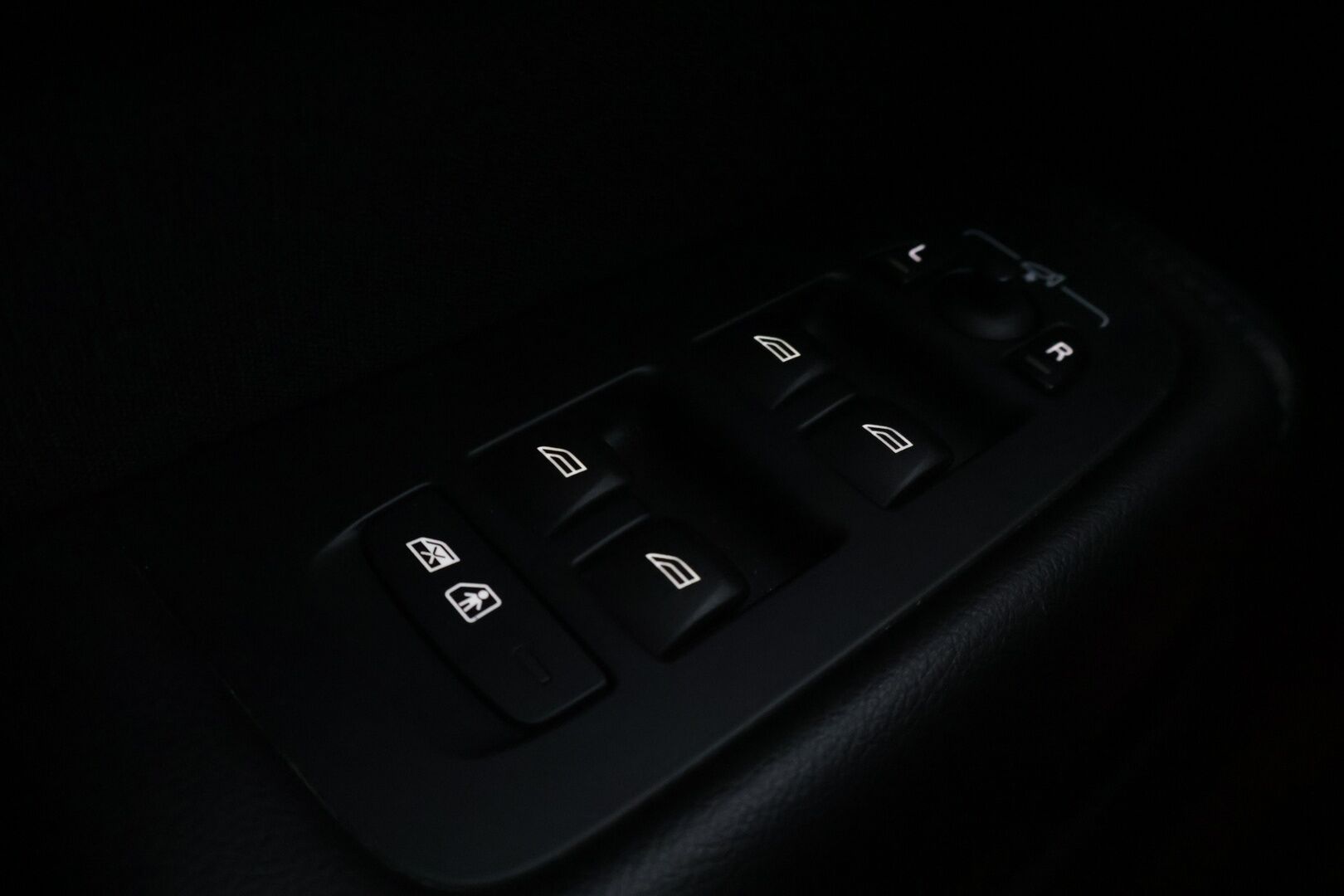 Volvo XC60 2020 T6 TwE AWD Inscription Expression aut. *Webasto / ACC / Harman&Kardon / KeylessGo / Koukku / BLIS / P.Kamera* - Juuri Huollettu / Jakopää tehty 01/25 / Huippurenkailla 2x Volvo aluilla - HULLU BLACKWEEK KORKOTARJOUS 2,49%