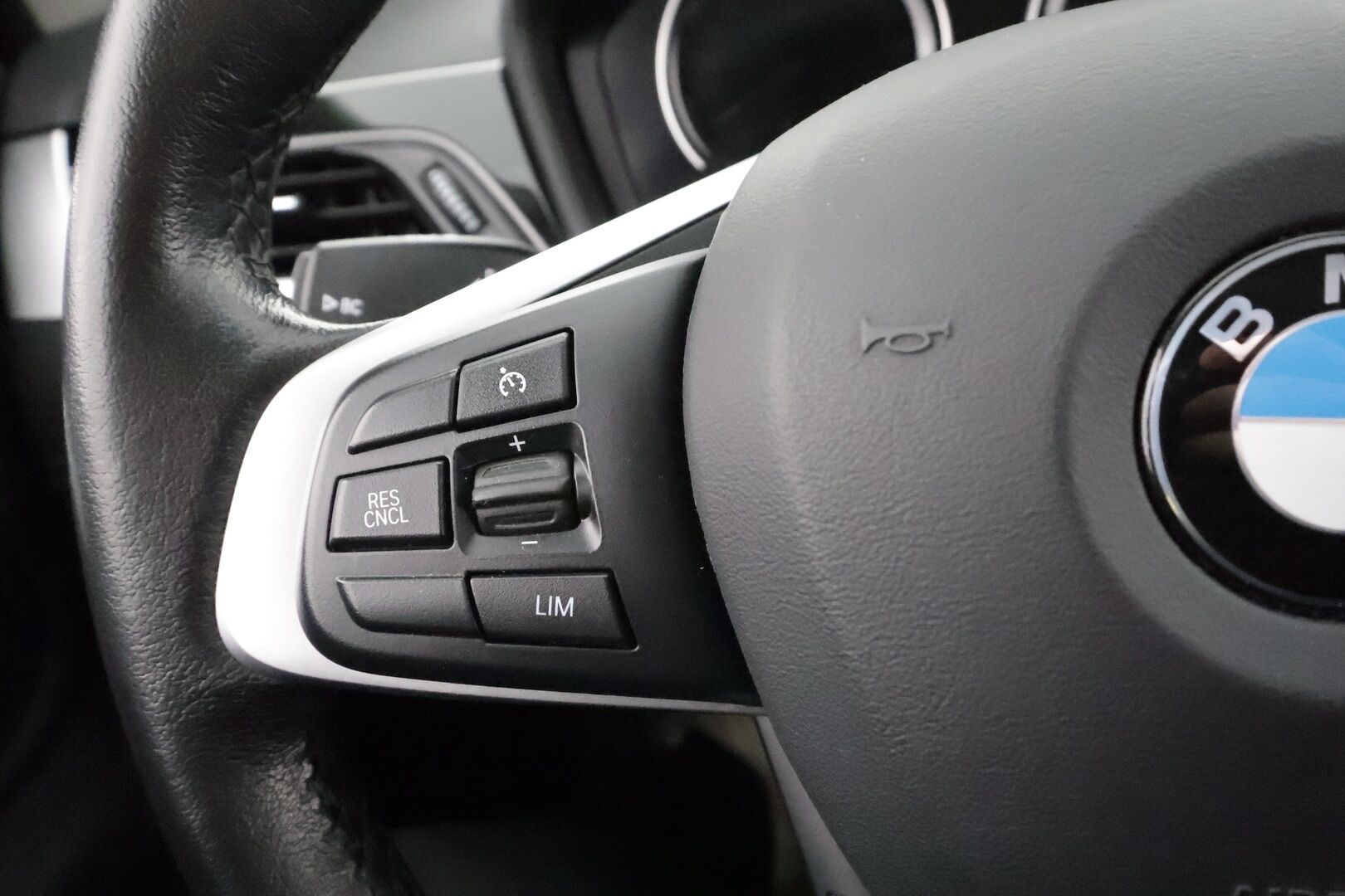 BMW X1 2022 F48 xDrive25e A Charged Edition Sport * Vakkari / Sportpenkit / LED / P.tutkat / Suomi-auto * - Akku kuntotarkastettu / Kahdet Renkaat