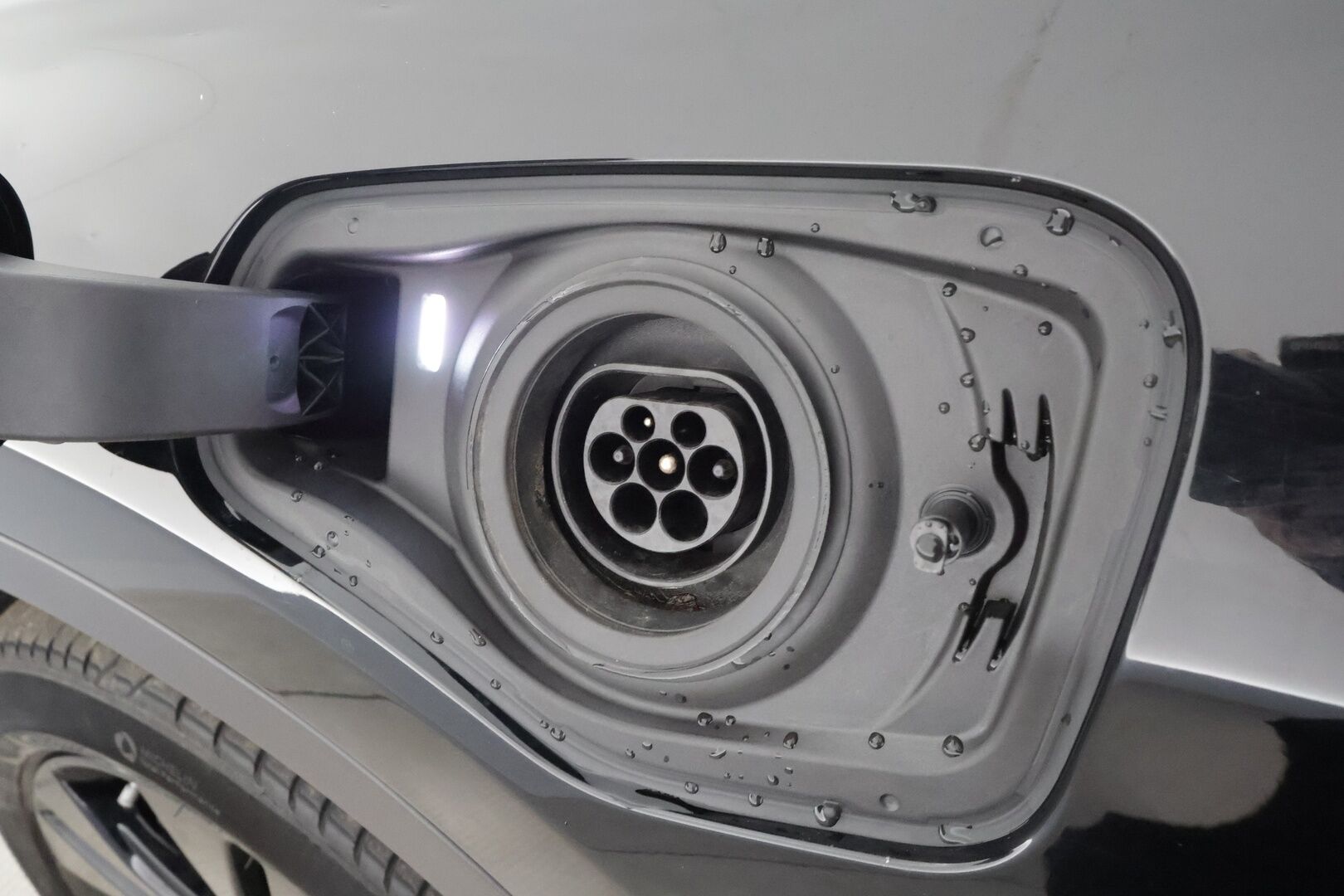 BMW X1 2022 F48 xDrive25e A Charged Edition Sport * Vakkari / Sportpenkit / LED / P.tutkat / Suomi-auto * - Akku kuntotarkastettu / Kahdet Renkaat