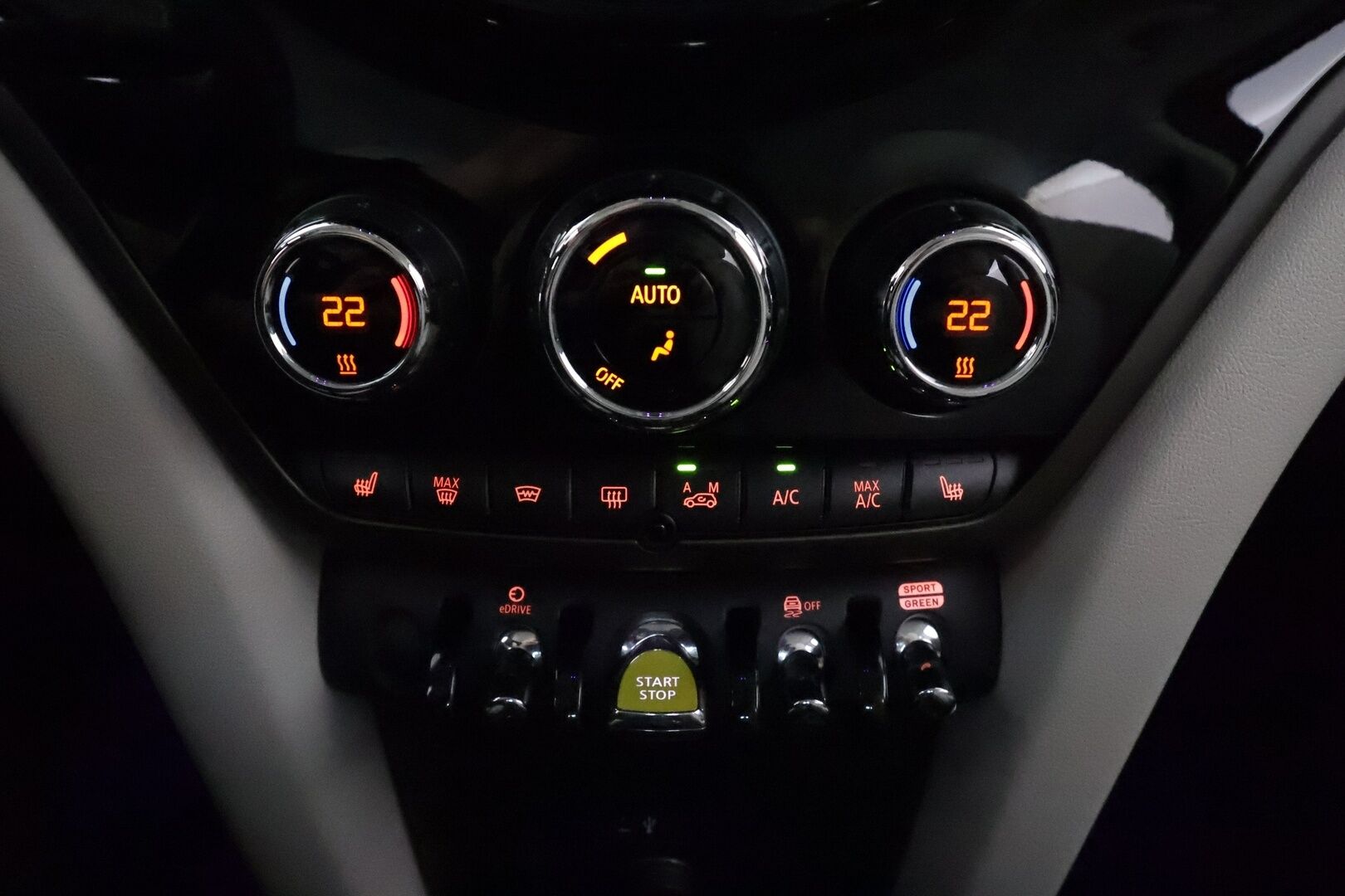 Mini Countryman 2022 Cooper SE ALL4 Experience **LED-valot / P.kamera / Sporttinahat / Navi / Digimittaristo** - * 1-om Suomi-auto / 2x Latauskaapelit / Kahdet Renkaat / Soh 97,4% *