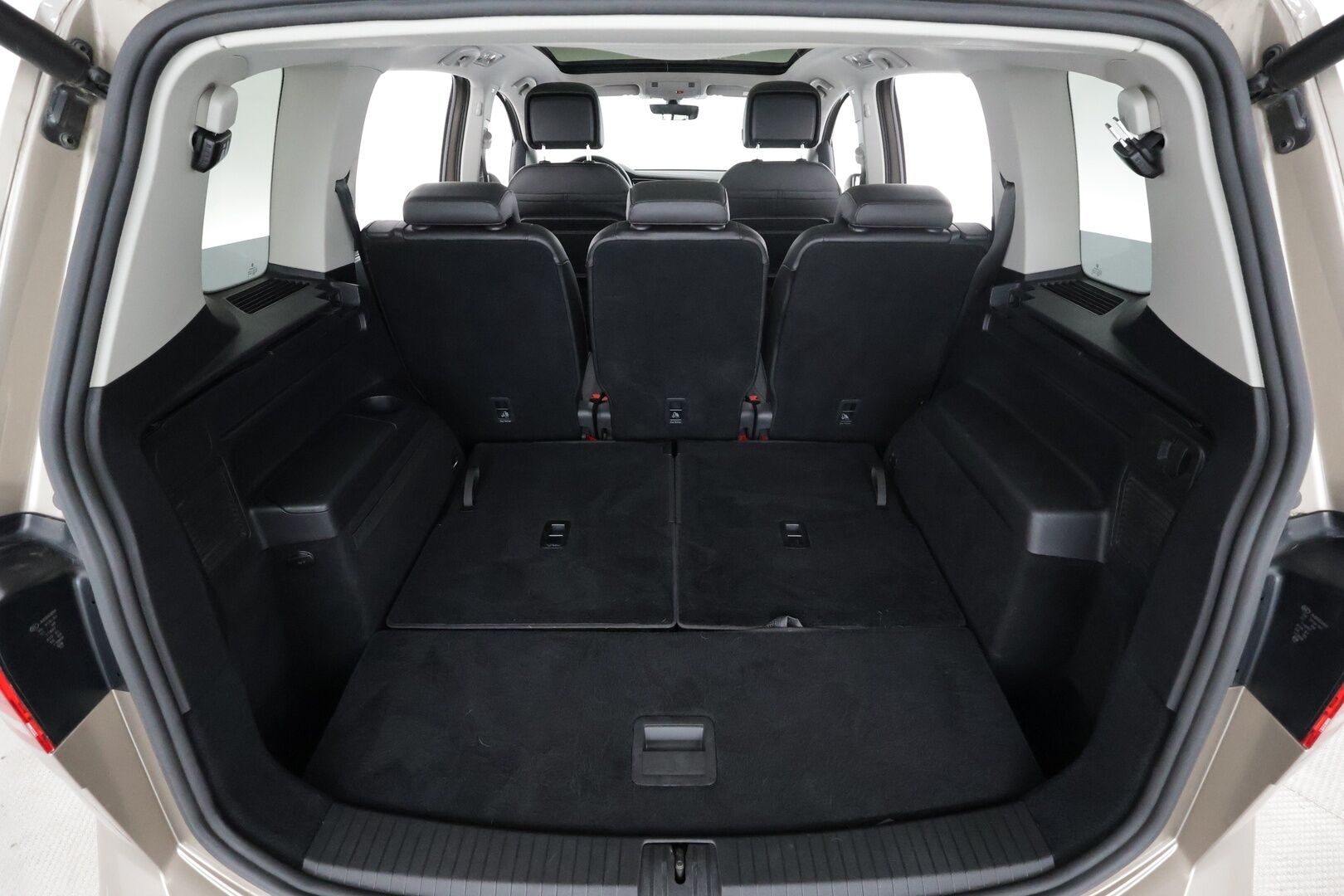 Volkswagen Touran 2019 Highline 1,6 TDI SCR 85 kW DSG * ACC / Webasto / LED / Panorama / Nahkaverhoilu / KEYLESS * - Kahdet renkaat - HULLUT JOULUT KORKOTARJOUS 2,49% 