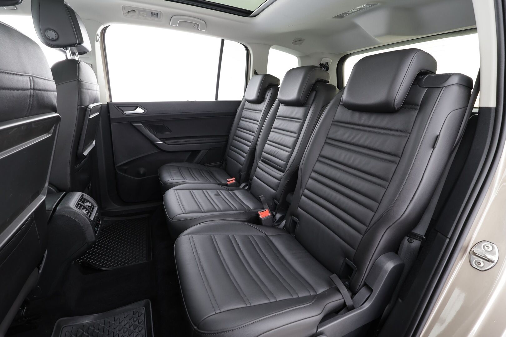 Volkswagen Touran 2019 Highline 1,6 TDI SCR 85 kW DSG * ACC / Webasto / LED / Panorama / Nahkaverhoilu / KEYLESS * - Kahdet renkaat - HULLUT JOULUT KORKOTARJOUS 2,49% 