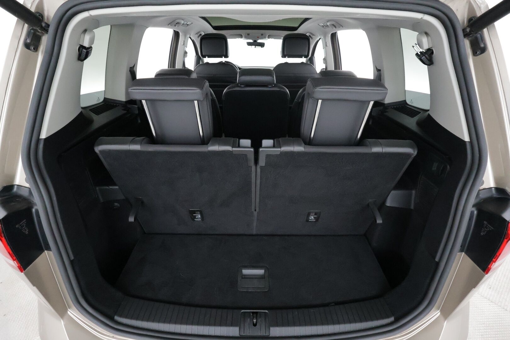 Volkswagen Touran 2019 Highline 1,6 TDI SCR 85 kW DSG * ACC / Webasto / LED / Panorama / Nahkaverhoilu / KEYLESS * - Kahdet renkaat - HULLUT JOULUT KORKOTARJOUS 2,49% 