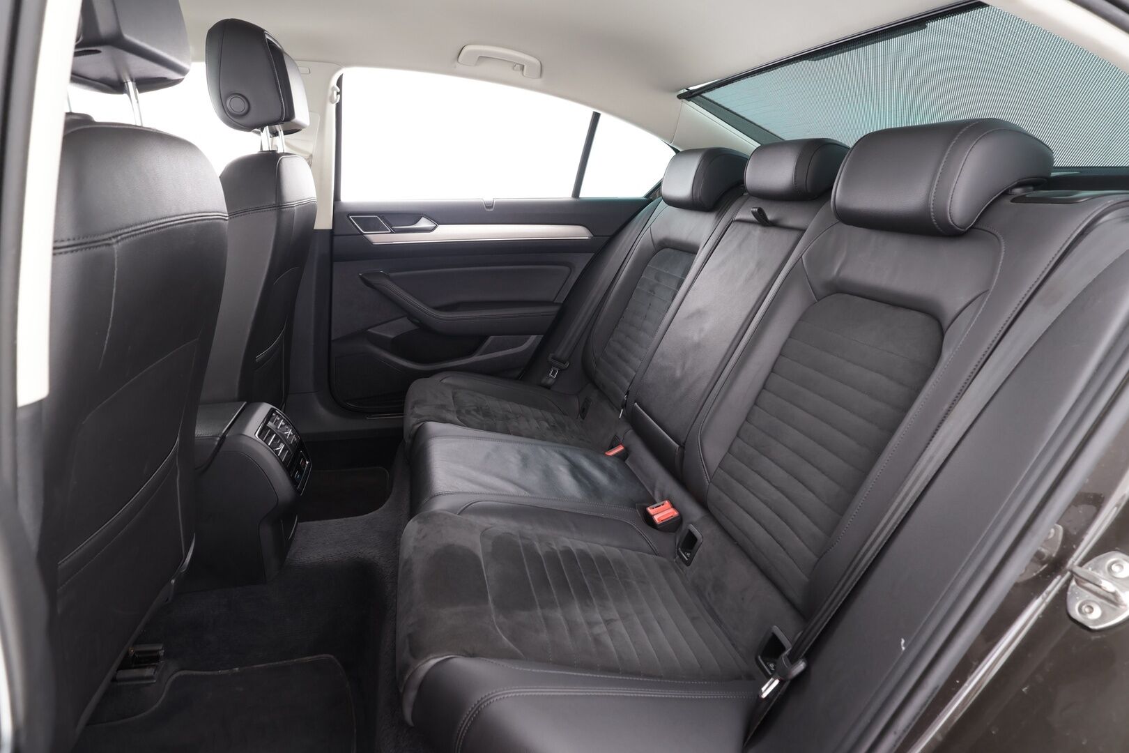 Volkswagen Passat 2017 Sedan Highline 2,0 TDI 140 kW 4MOTION DSG * Webasto / Koukku / ACC / LED / P.Tutkat / Sähköluukku / Keyless * - Kahdet renkaat aluvanteilla - HULLUT AVAJAISHULINAT KORKOTARJOUS 3,29 %