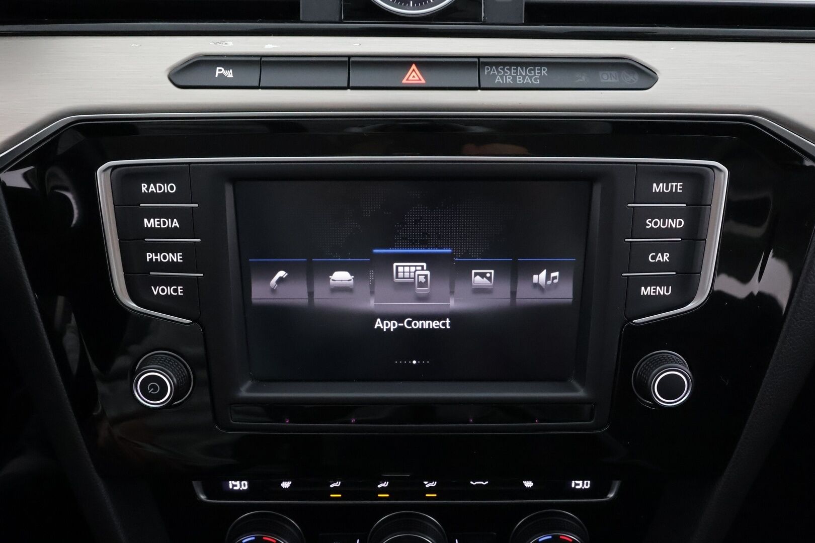 Volkswagen Passat 2017 Sedan Highline 2,0 TDI 140 kW 4MOTION DSG * Webasto / Koukku / ACC / LED / P.Tutkat / Sähköluukku * - Kahdet renkaat aluvanteilla