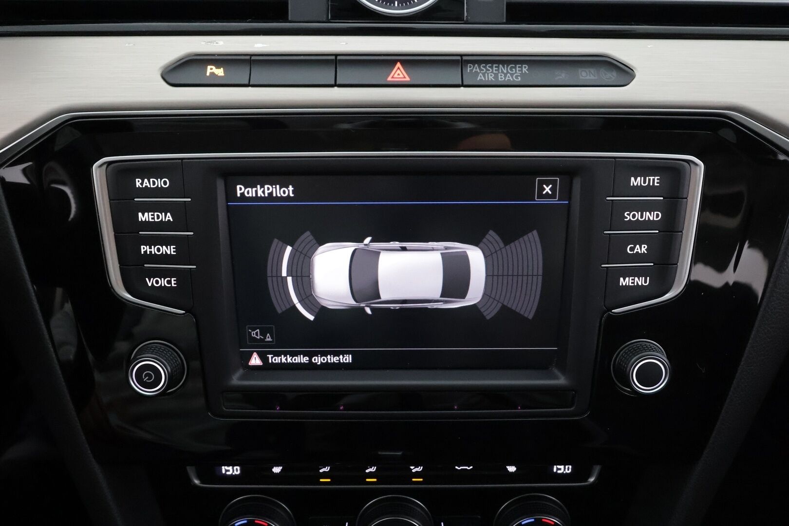 Volkswagen Passat 2017 Sedan Highline 2,0 TDI 140 kW 4MOTION DSG * Webasto / Koukku / ACC / LED / P.Tutkat / Sähköluukku / Keyless * - Kahdet renkaat aluvanteilla - HULLUT AVAJAISHULINAT KORKOTARJOUS 3,29 %