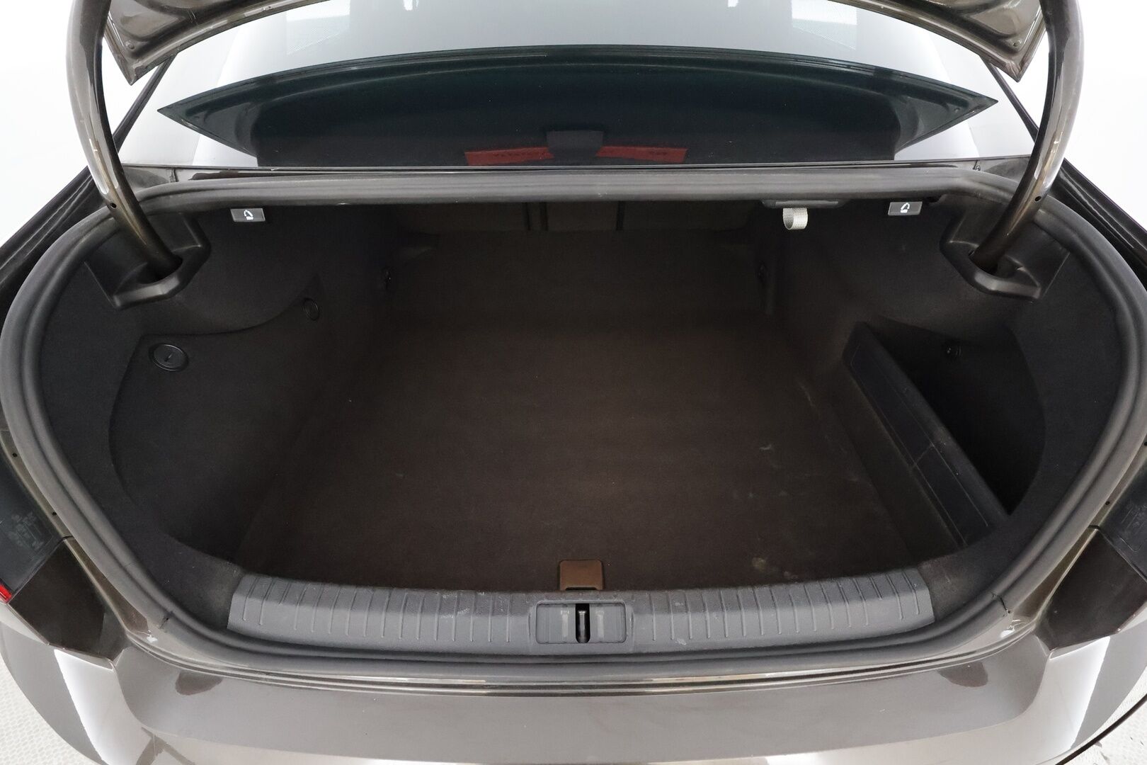 Volkswagen Passat 2017 Sedan Highline 2,0 TDI 140 kW 4MOTION DSG * Webasto / Koukku / ACC / LED / P.Tutkat / Sähköluukku * - Kahdet renkaat aluvanteilla