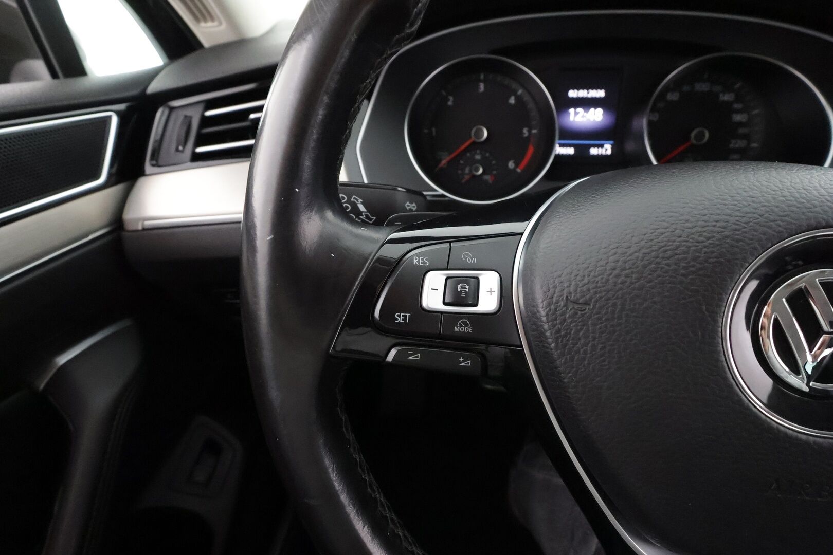 Volkswagen Passat 2017 Sedan Highline 2,0 TDI 140 kW 4MOTION DSG * Webasto / Koukku / ACC / LED / P.Tutkat / Sähköluukku * - Kahdet renkaat aluvanteilla