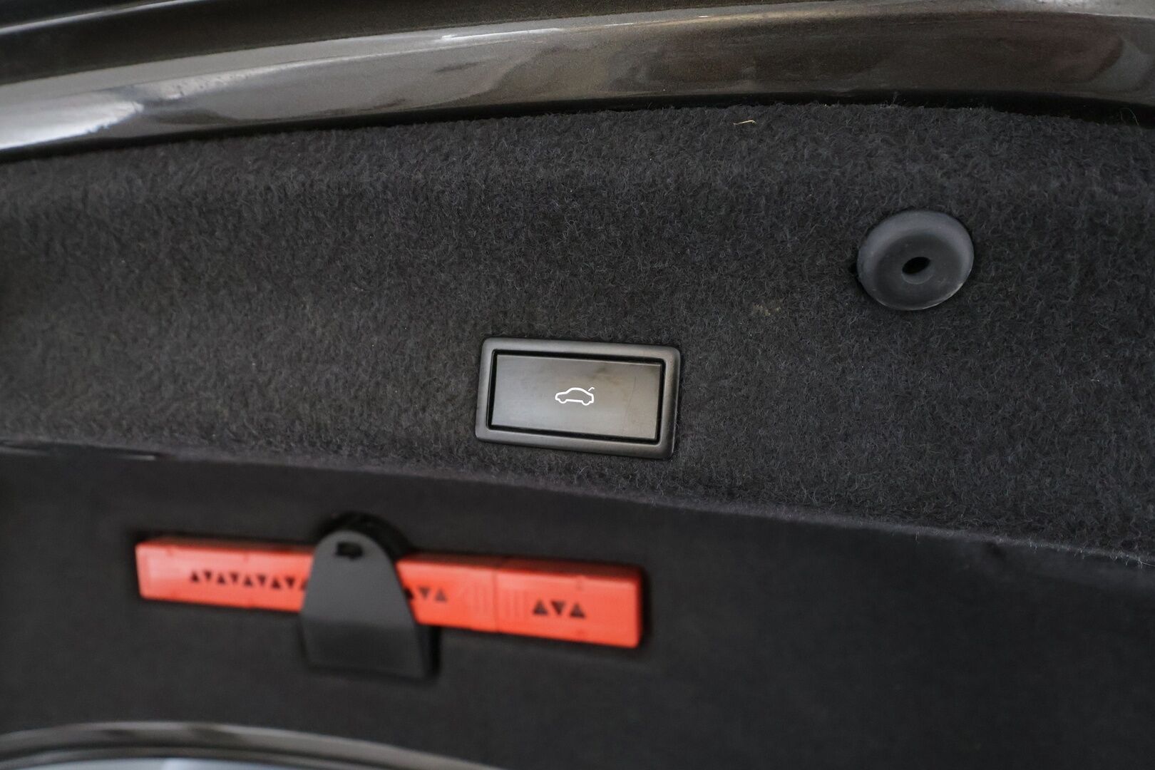 Volkswagen Passat 2017 Sedan Highline 2,0 TDI 140 kW 4MOTION DSG * Webasto / Koukku / ACC / LED / P.Tutkat / Sähköluukku / Keyless * - Kahdet renkaat aluvanteilla - HULLUT AVAJAISHULINAT KORKOTARJOUS 3,29 %