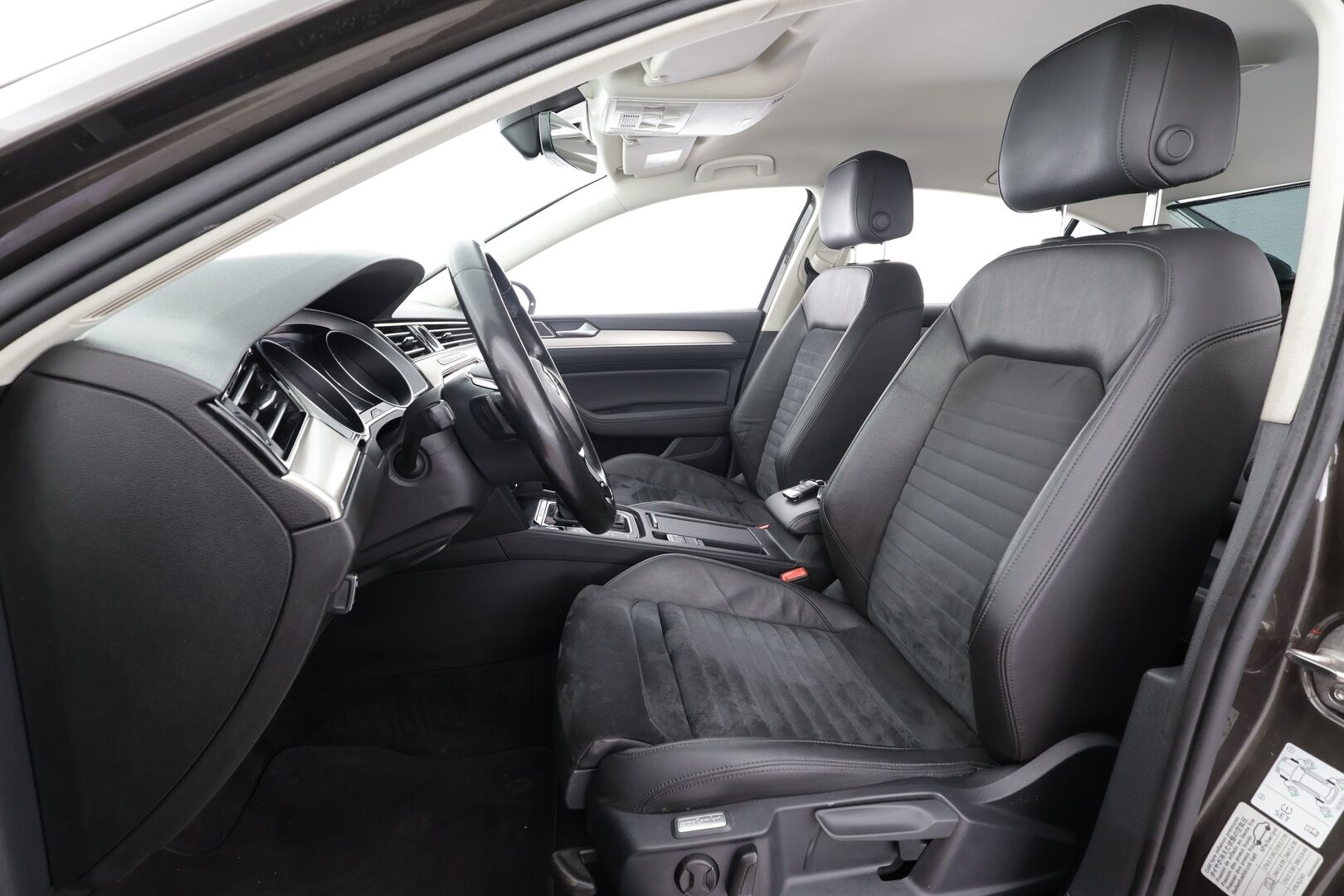 Volkswagen Passat 2017 Sedan Highline 2,0 TDI 140 kW 4MOTION DSG * Webasto / Koukku / ACC / LED / P.Tutkat / Sähköluukku * - Kahdet renkaat aluvanteilla