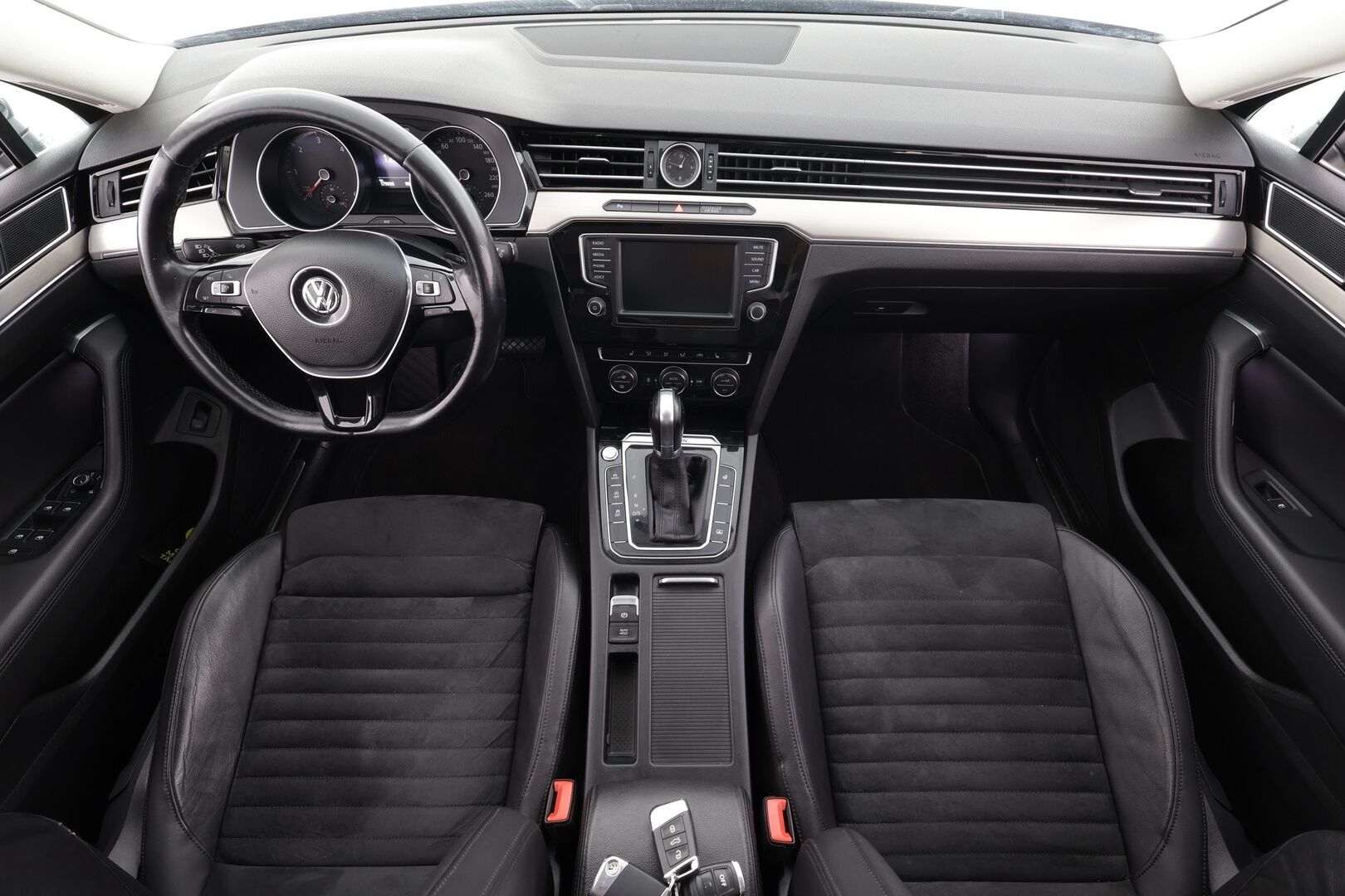 Volkswagen Passat 2017 Sedan Highline 2,0 TDI 140 kW 4MOTION DSG * Webasto / Koukku / ACC / LED / P.Tutkat / Sähköluukku * - Kahdet renkaat aluvanteilla