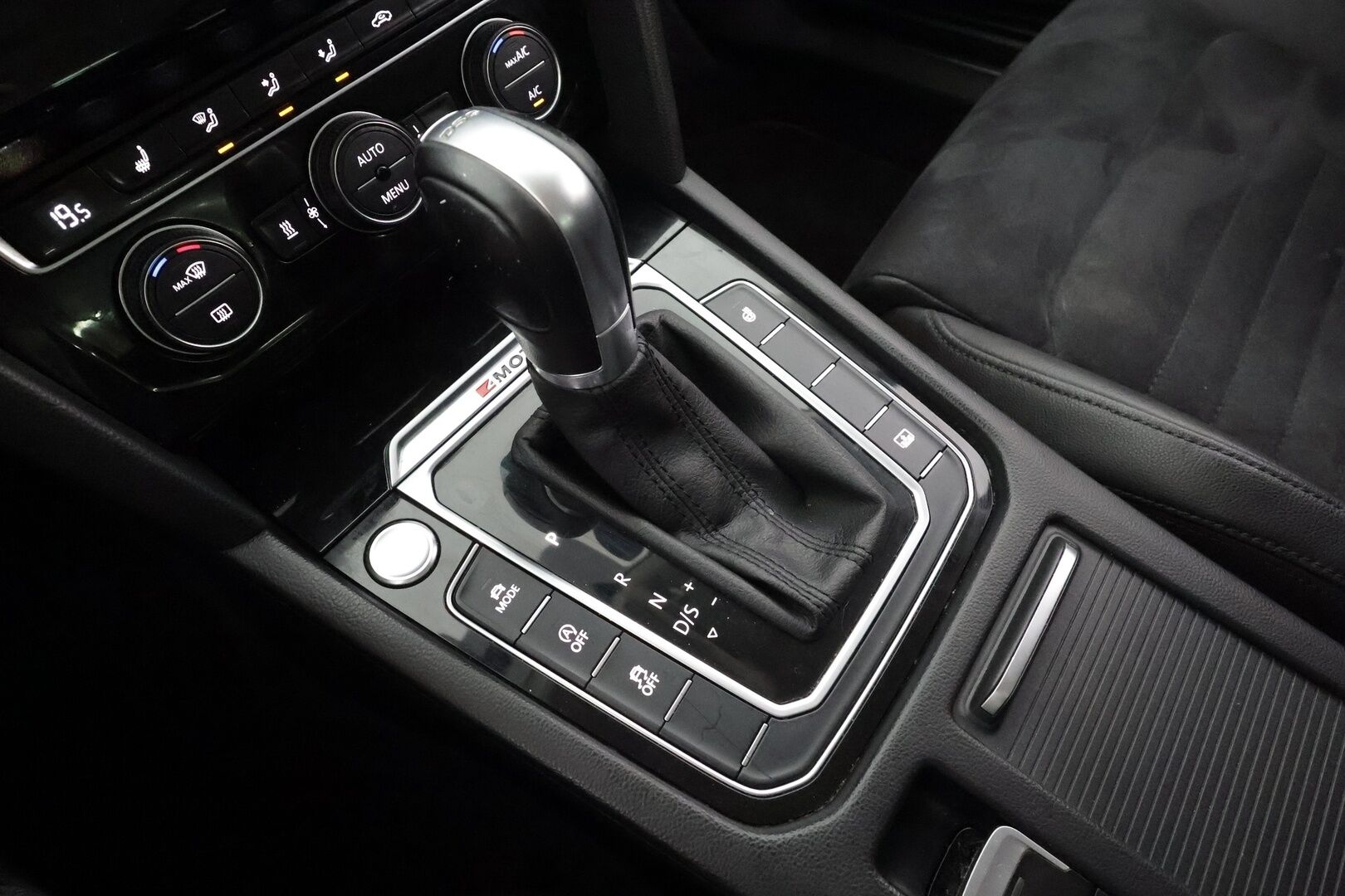 Volkswagen Passat 2017 Sedan Highline 2,0 TDI 140 kW 4MOTION DSG * Webasto / Koukku / ACC / LED / P.Tutkat / Sähköluukku * - Kahdet renkaat aluvanteilla