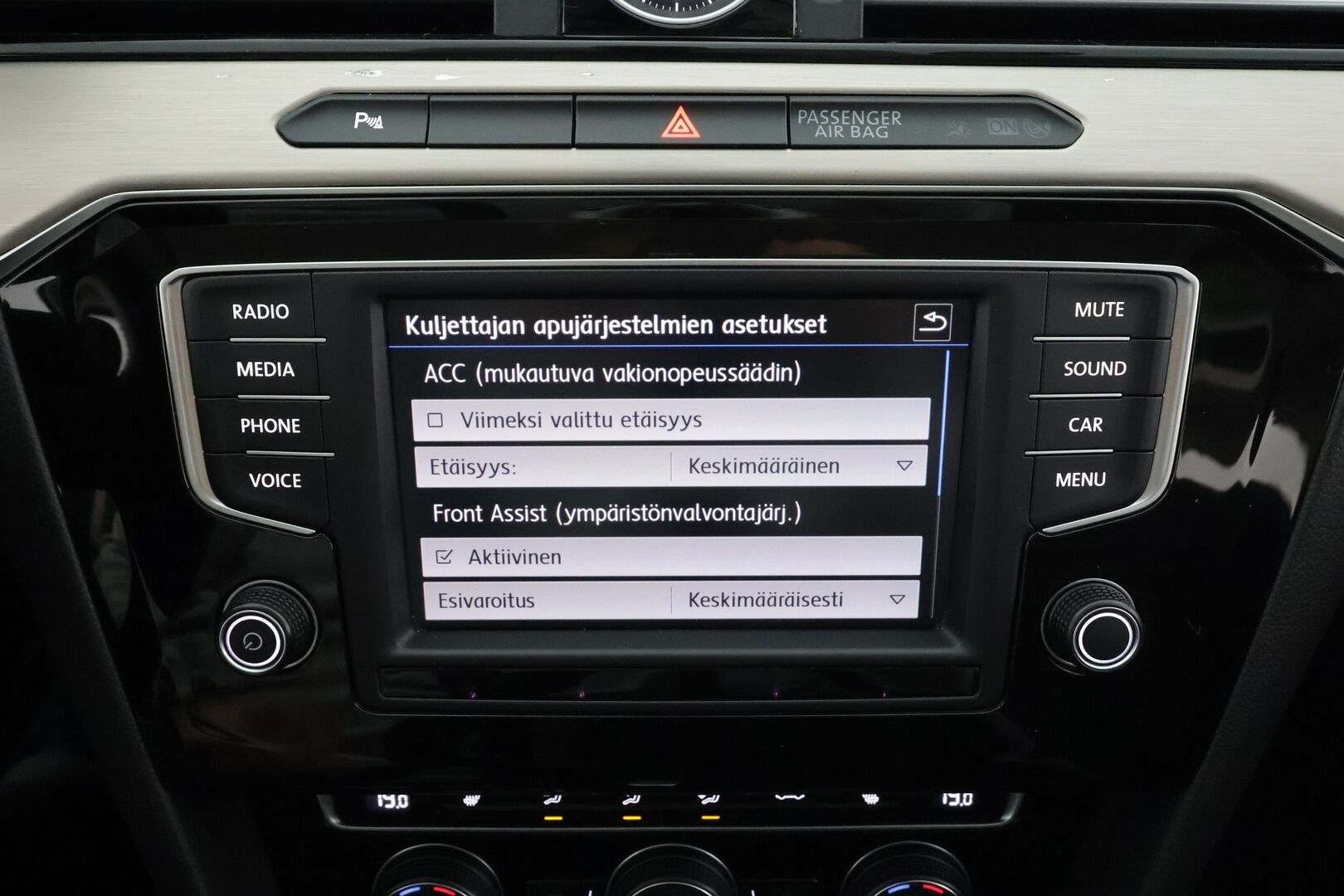 Volkswagen Passat 2017 Sedan Highline 2,0 TDI 140 kW 4MOTION DSG * Webasto / Koukku / ACC / LED / P.Tutkat / Sähköluukku * - Kahdet renkaat aluvanteilla
