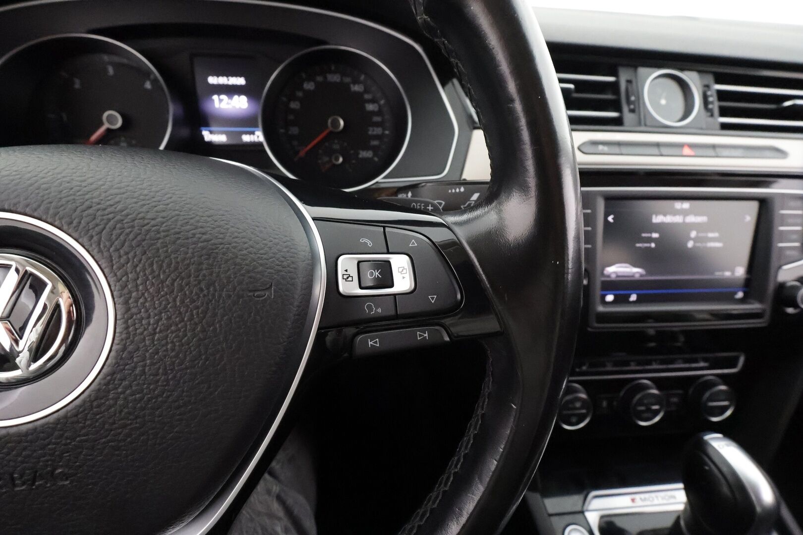 Volkswagen Passat 2017 Sedan Highline 2,0 TDI 140 kW 4MOTION DSG * Webasto / Koukku / ACC / LED / P.Tutkat / Sähköluukku * - Kahdet renkaat aluvanteilla