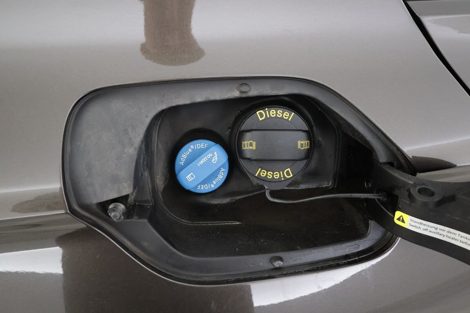 Volkswagen Passat 2017 Sedan Highline 2,0 TDI 140 kW 4MOTION DSG * Webasto / Koukku / ACC / LED / P.Tutkat / Sähköluukku * - Kahdet renkaat aluvanteilla