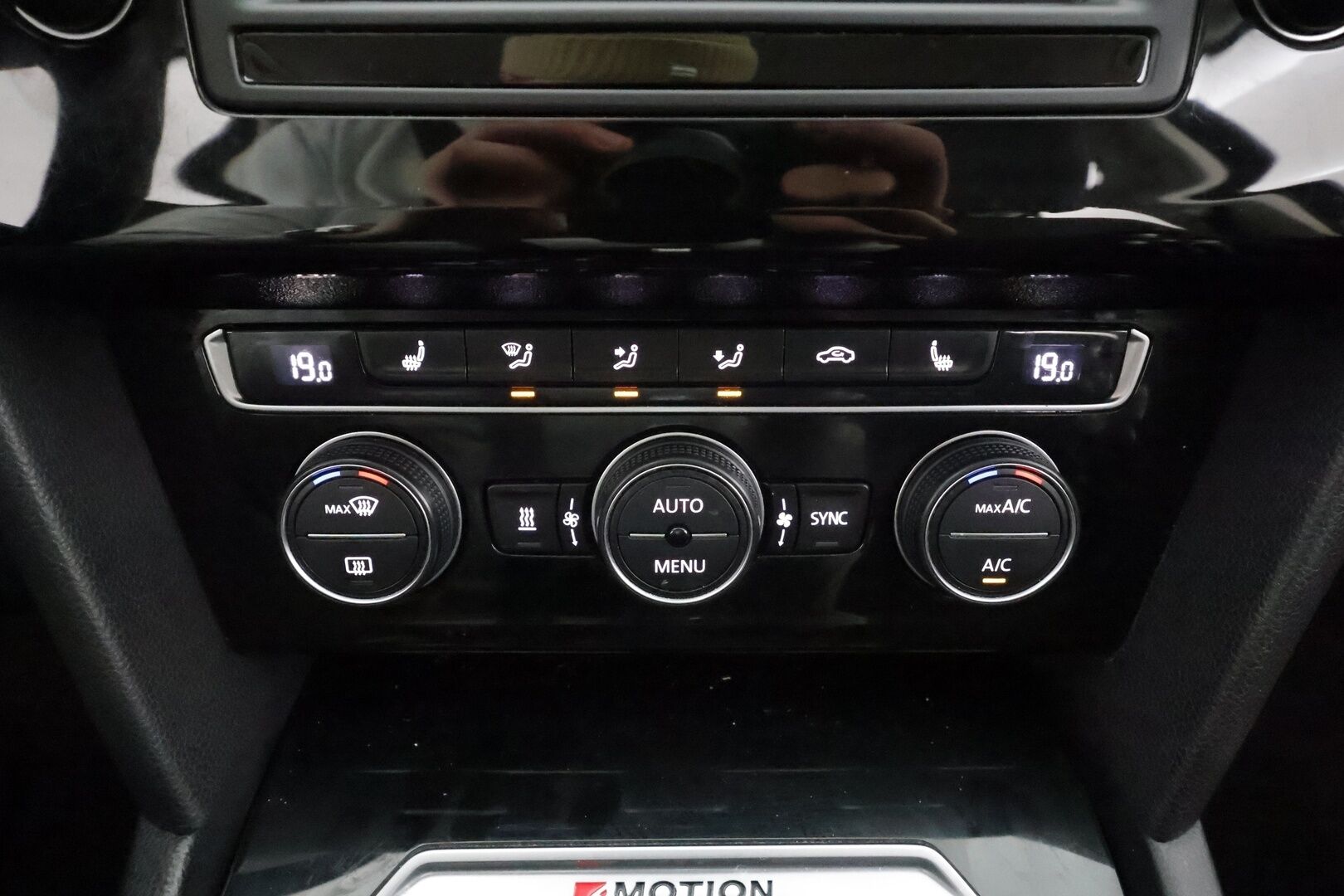 Volkswagen Passat 2017 Sedan Highline 2,0 TDI 140 kW 4MOTION DSG * Webasto / Koukku / ACC / LED / P.Tutkat / Sähköluukku / Keyless * - Kahdet renkaat aluvanteilla - HULLUT AVAJAISHULINAT KORKOTARJOUS 3,29 %