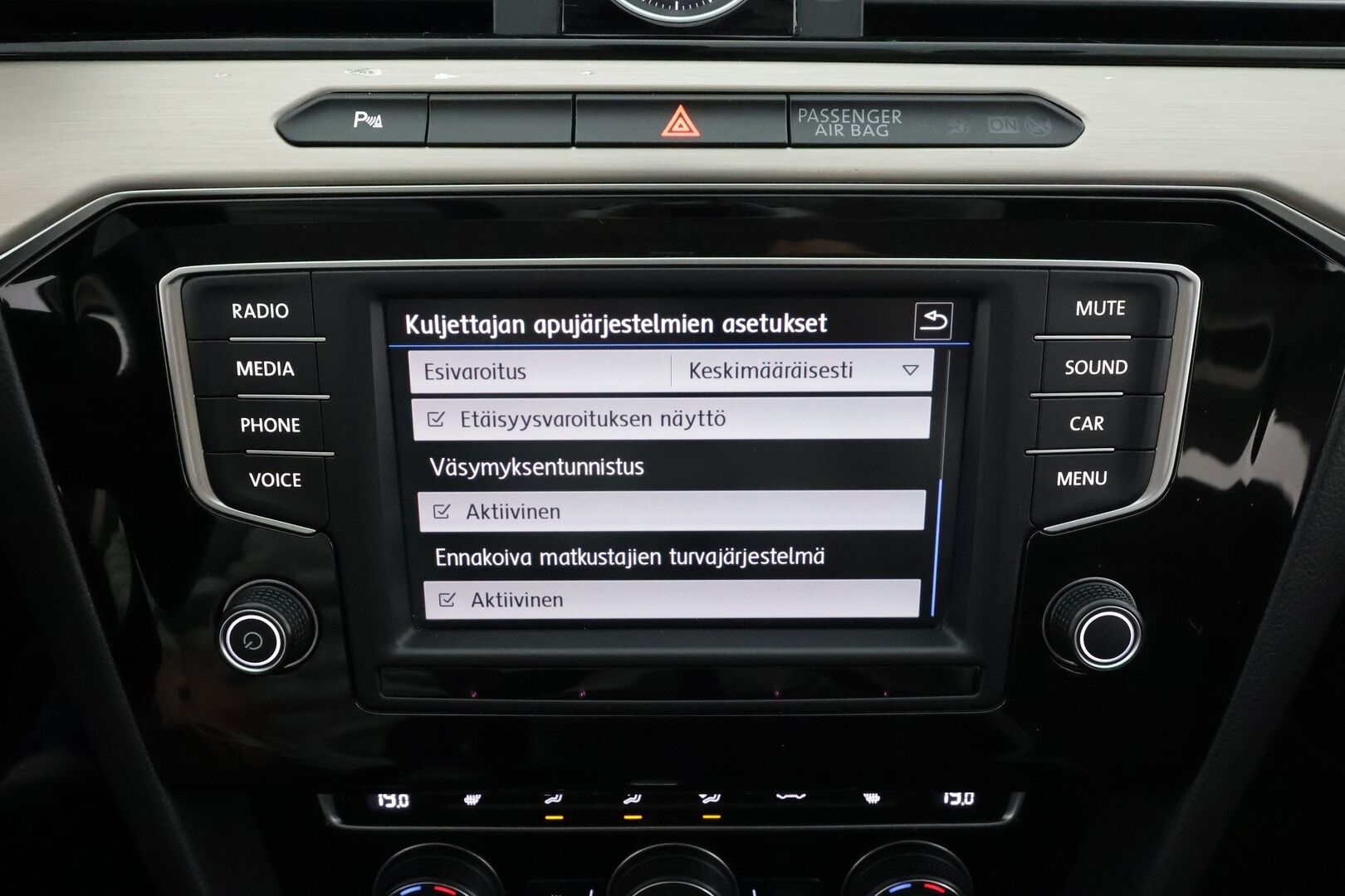 Volkswagen Passat 2017 Sedan Highline 2,0 TDI 140 kW 4MOTION DSG * Webasto / Koukku / ACC / LED / P.Tutkat / Sähköluukku / Keyless * - Kahdet renkaat aluvanteilla - HULLUT AVAJAISHULINAT KORKOTARJOUS 3,29 %