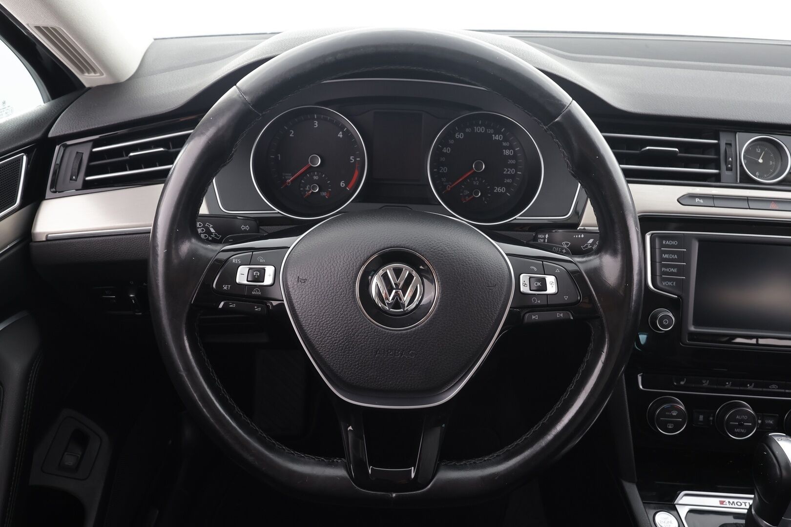 Volkswagen Passat 2017 Sedan Highline 2,0 TDI 140 kW 4MOTION DSG * Webasto / Koukku / ACC / LED / P.Tutkat / Sähköluukku / Keyless * - Kahdet renkaat aluvanteilla - HULLUT AVAJAISHULINAT KORKOTARJOUS 3,29 %