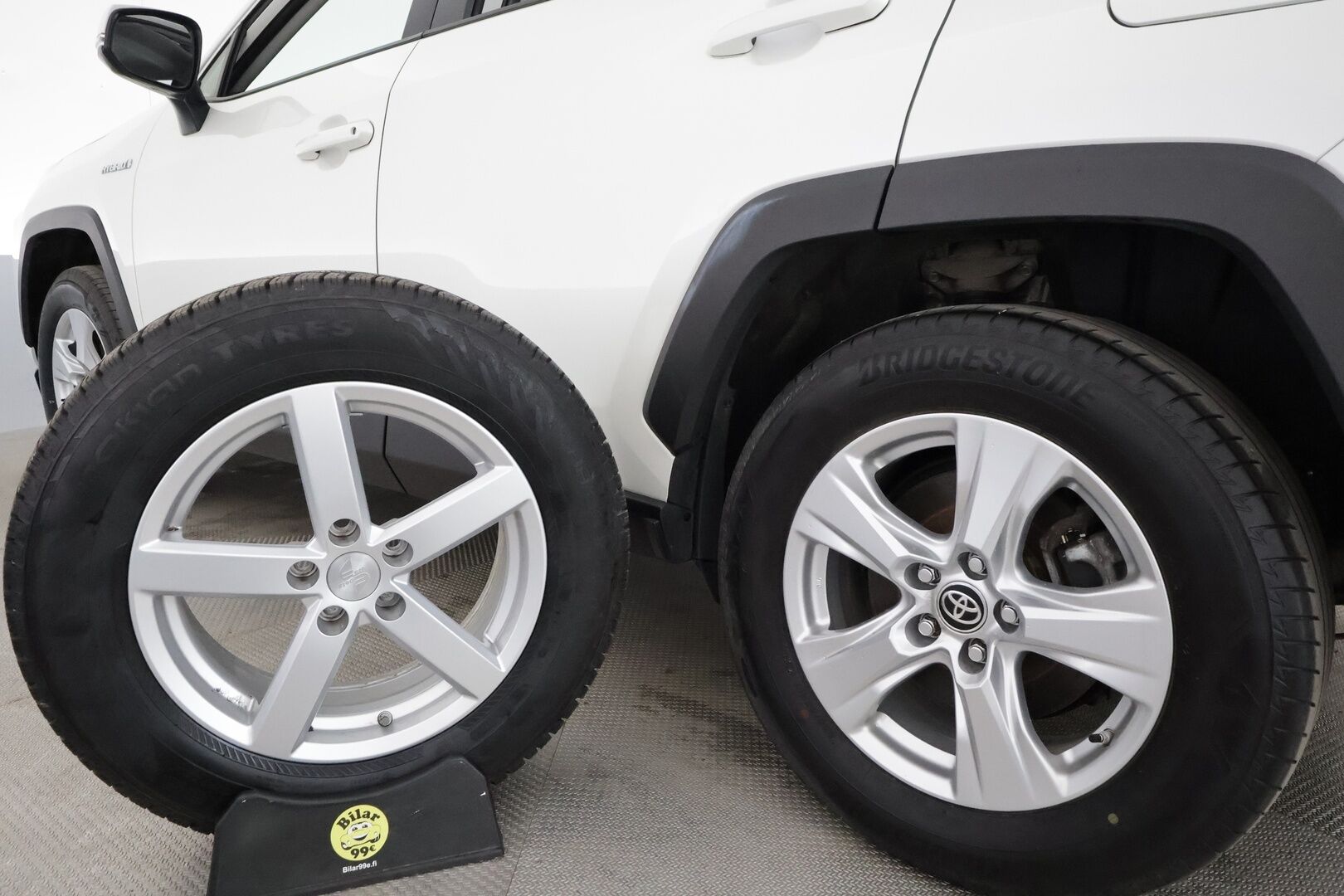 Toyota RAV4 2022 2,5 Hybrid AWD-i Business / Adapt.Vakkari / Peruutuskamera / Navi / TULOSSA // - 3,99 % KORKOTARJOUS TÄHÄN AUTOON - Ensimmäiseltä omistajalta / Suomi-auto / Kahdet renkaat vanteineen /