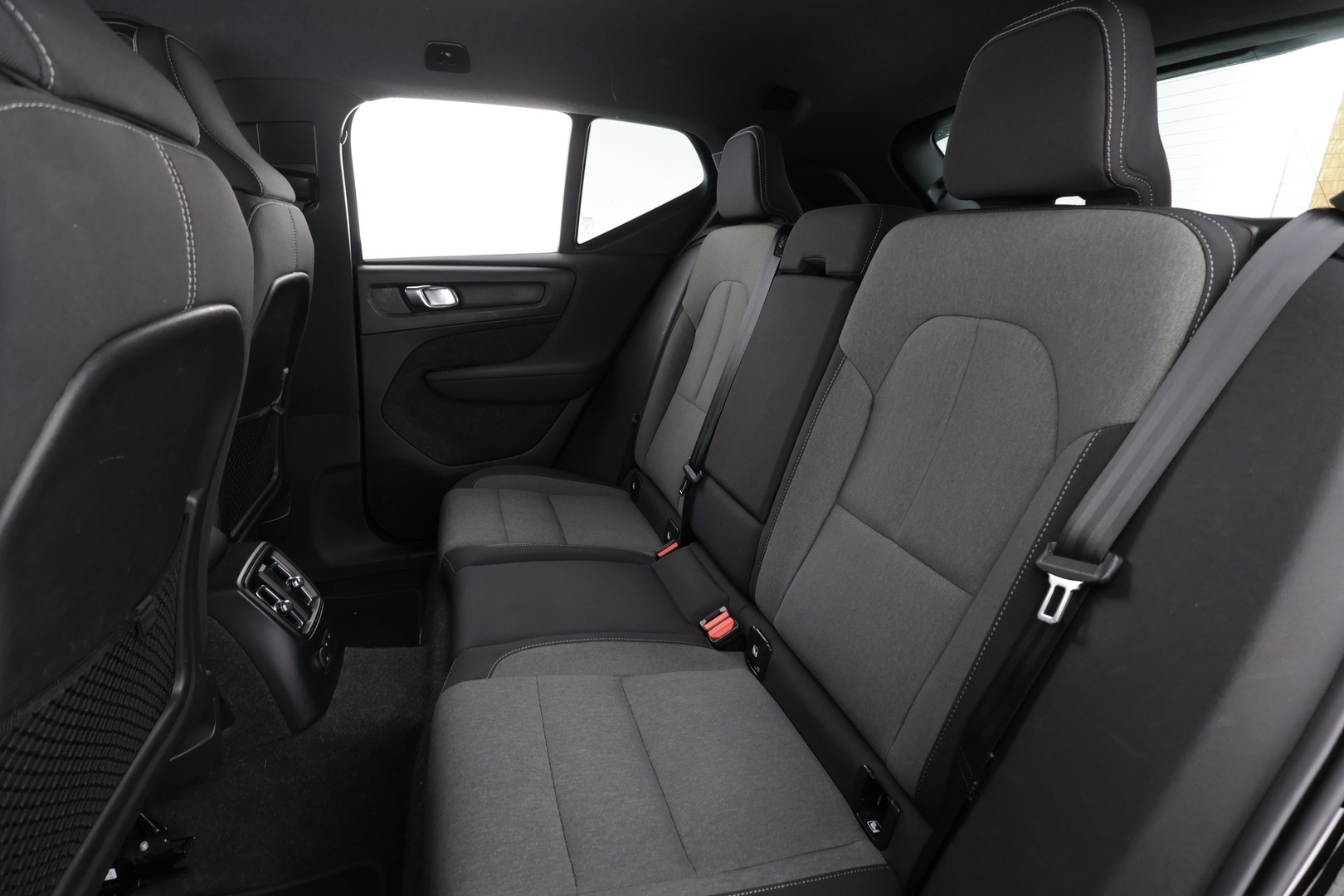 Volvo XC40 2022 T4 TwE Business Inscription Expression Edition aut * Webasto / ACC / LED / P.tutkat / Sportpenkit / Navi / Kaistavahti * - 1-om Suomi-auto / Akku kuntotarkastettu SoH 92,8% / 2x Latauskaapelit / Kahdet renkaat