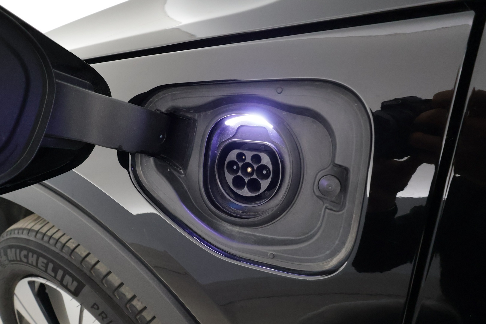 Volvo XC40 2022 T4 TwE Business Inscription Expression Edition aut * Webasto / ACC / LED / P.tutkat / Sportpenkit / Navi / Kaistavahti * - 1-om Suomi-auto / Akku kuntotarkastettu SoH 92,8% / 2x Latauskaapelit / Kahdet renkaat