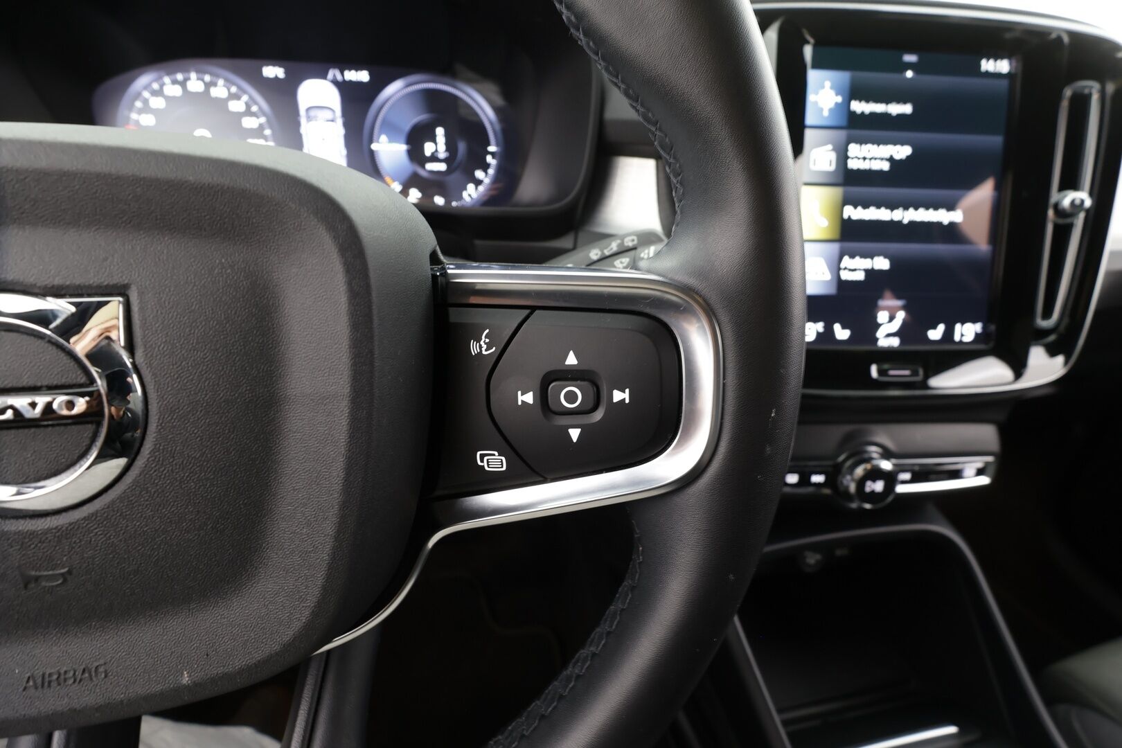 Volvo XC40 2022 T4 TwE Business Inscription Expression Edition aut * Webasto / ACC / LED / P.tutkat / Sportpenkit / Navi / Kaistavahti * - 1-om Suomi-auto / Akku kuntotarkastettu SoH 92,8% / 2x Latauskaapelit / Kahdet renkaat