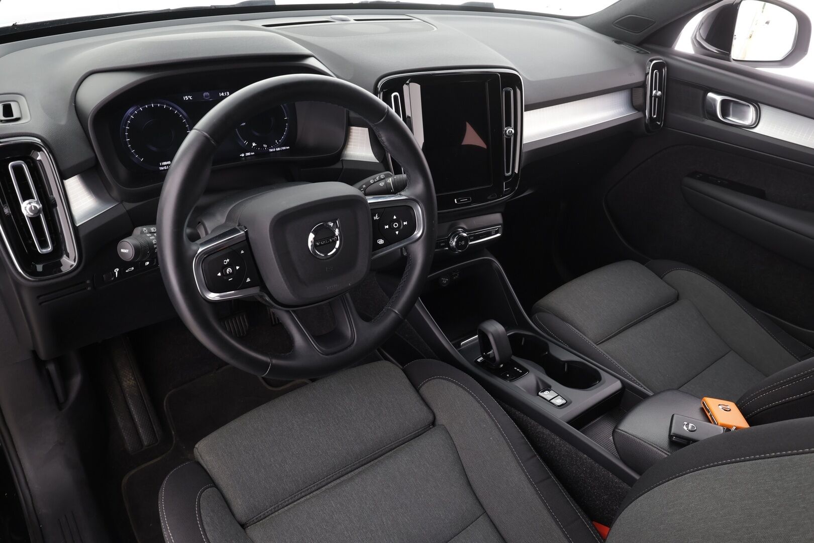 Volvo XC40 2022 T4 TwE Business Inscription Expression Edition aut * Webasto / ACC / LED / P.tutkat / Sportpenkit / Navi / Kaistavahti * - 1-om Suomi-auto / Akku kuntotarkastettu SoH 92,8% / 2x Latauskaapelit / Kahdet renkaat